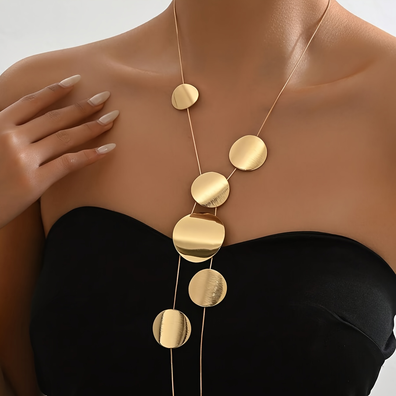 

A Fashionable And Simple Long Hollow Geometric Piece Women's Necklace