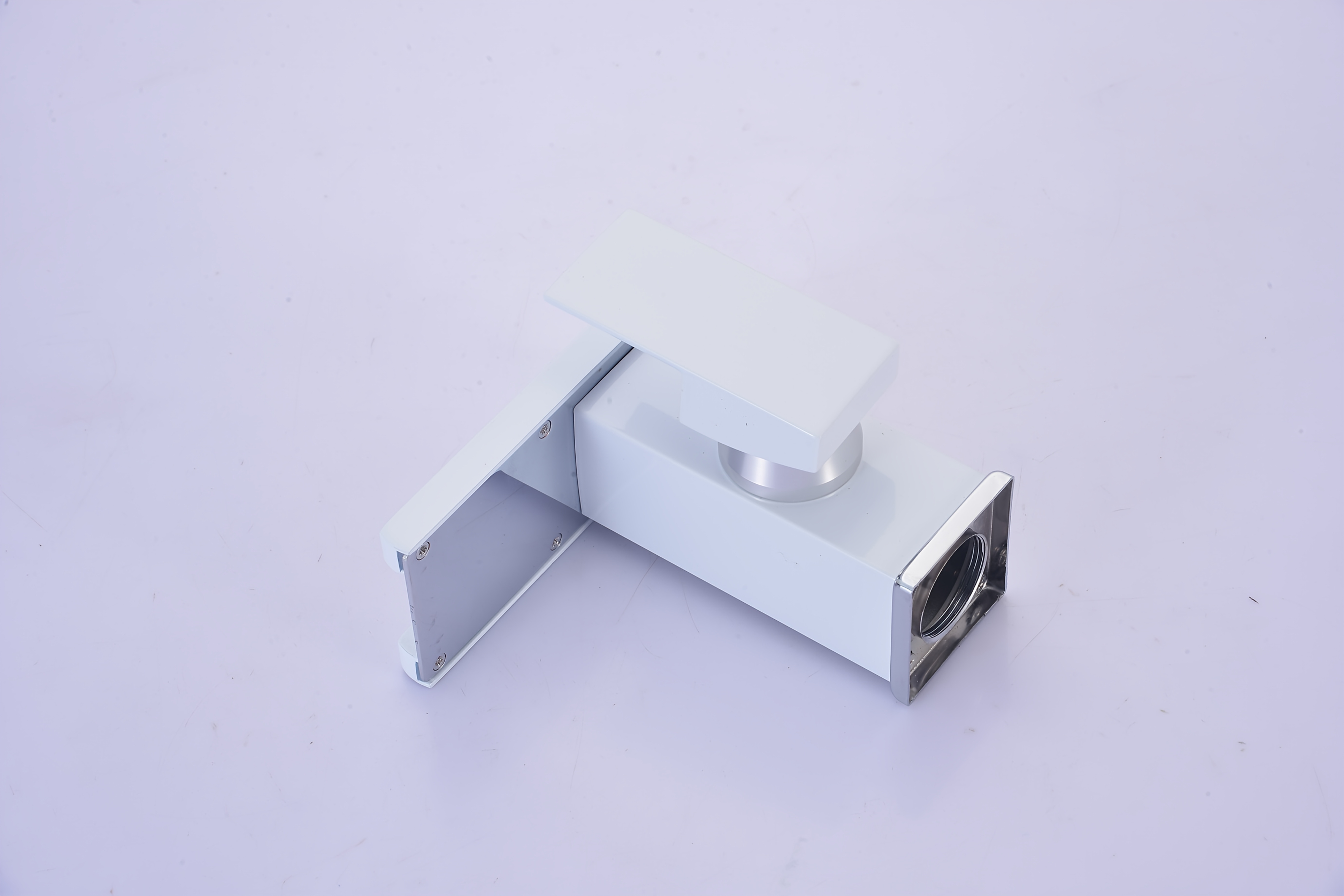 Zlewozmywak z miedzi z oświetlaną kranikiem, zapewniający gorącą i zimną wodę mieszankę do domowych łazienek, z funkcją regulacji temperatury i trójkolorowym designem zmieniającym kolor.