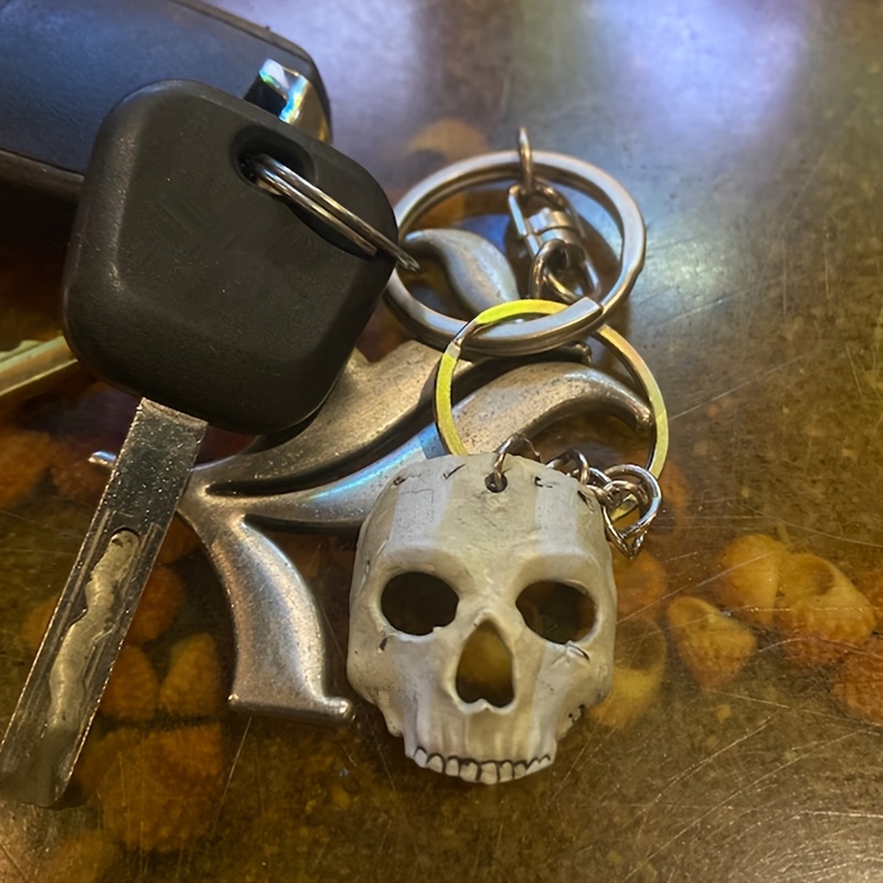 

Keychain Featuring A Spooky Skull Mask Inspired By 's Character, Perfect For Gaming Enthusiasts.