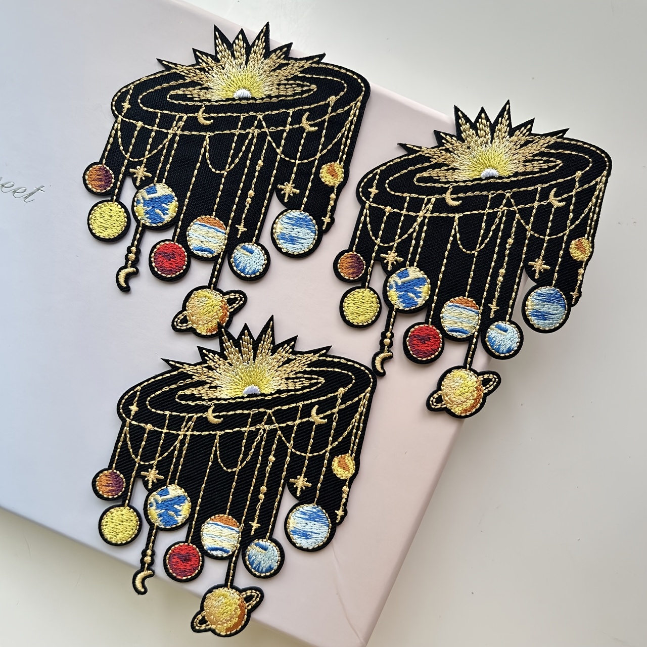 TEMU Lot de 3 pièces de patchs brodés Univers Galaxie, appliques DIY adaptées aux vêtements, sacs, chapeaux et décoration d'intérieur, idéales pour