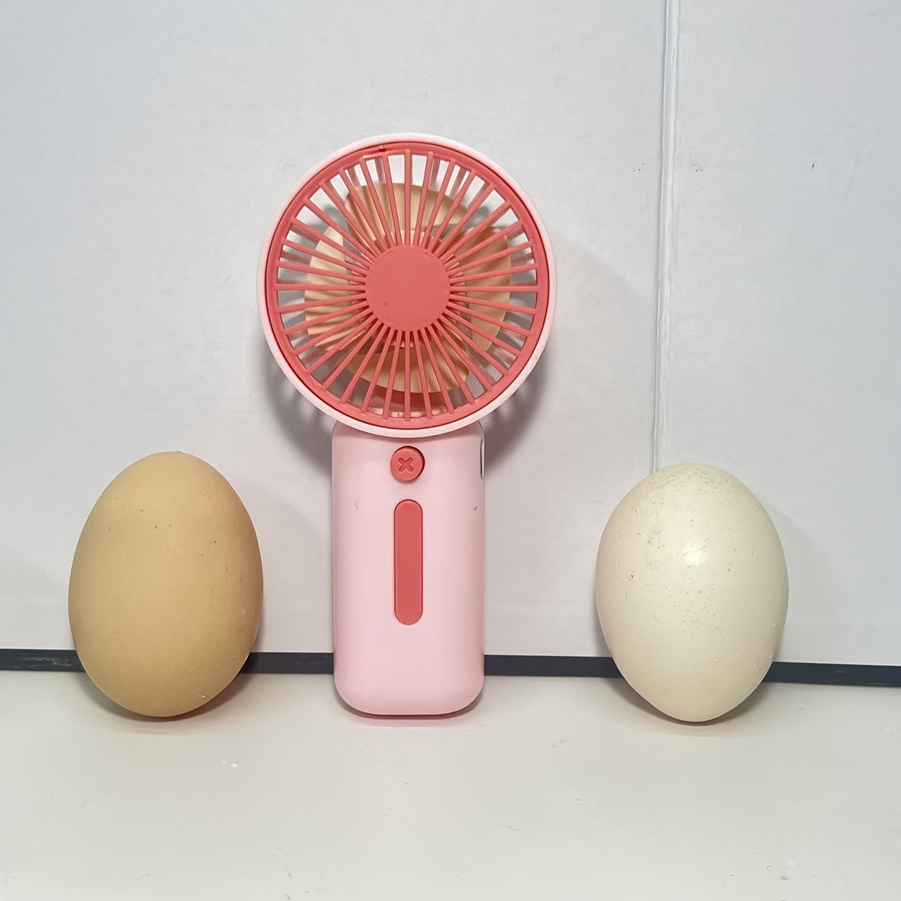 Mini Ventilador Portátil de Mano Disponible en 4 Colores - Portátil y Compacto (Sin Costo) - Adecuado para Múltiples Escenarios