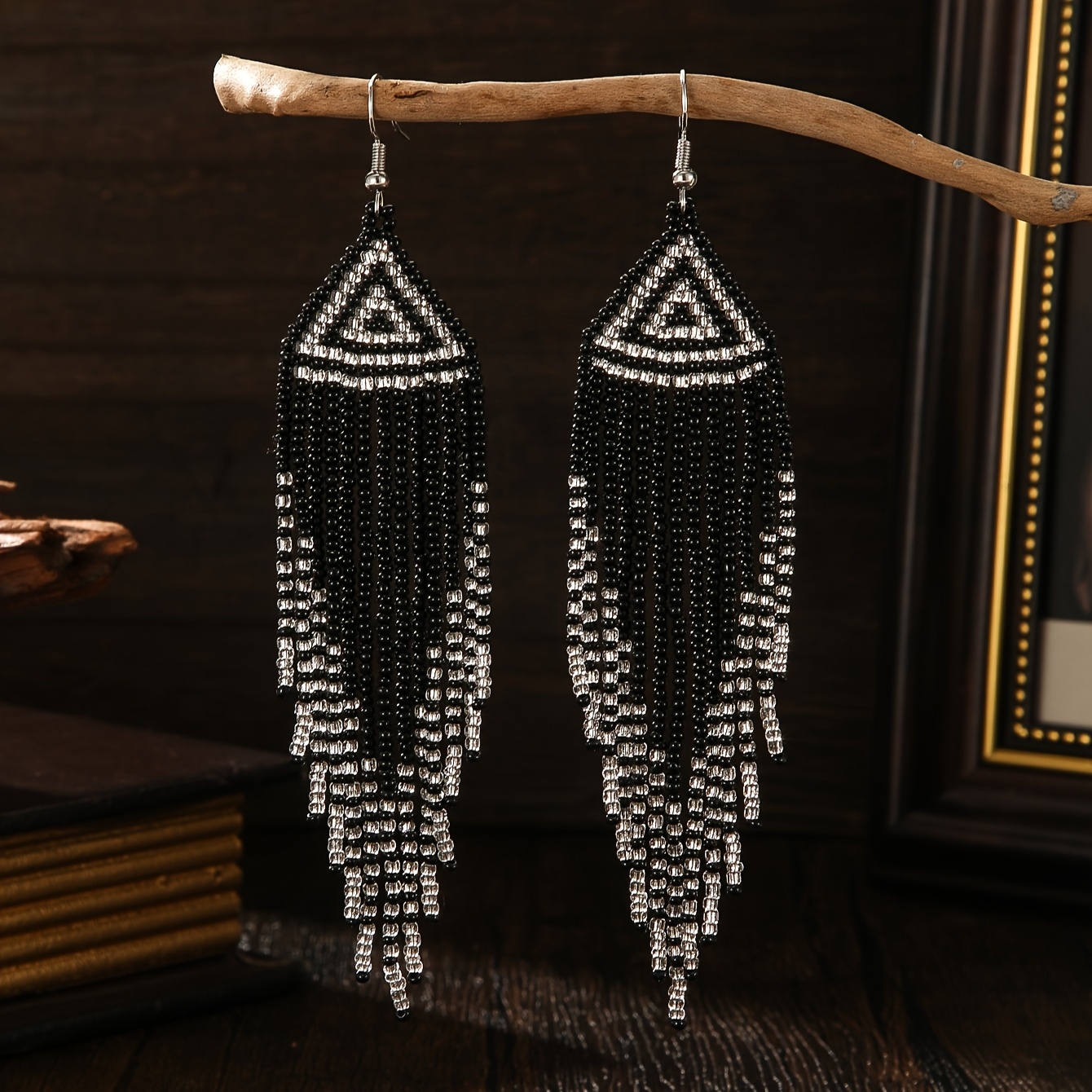 E-shop Handgefertigte Perlenohrringe im Boho-Stil mit Vintage-Schwarzen, Weißen und Grauen Quasten. Neue Frühlings- und Sommerkollektion, klassische,