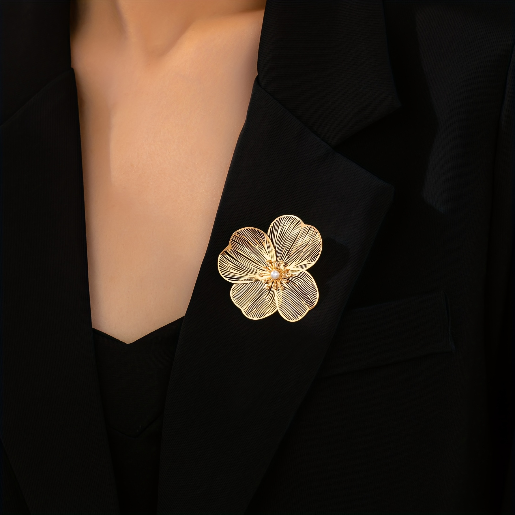 With Exquisite And Niche Floral Hollowed-out Brooch
