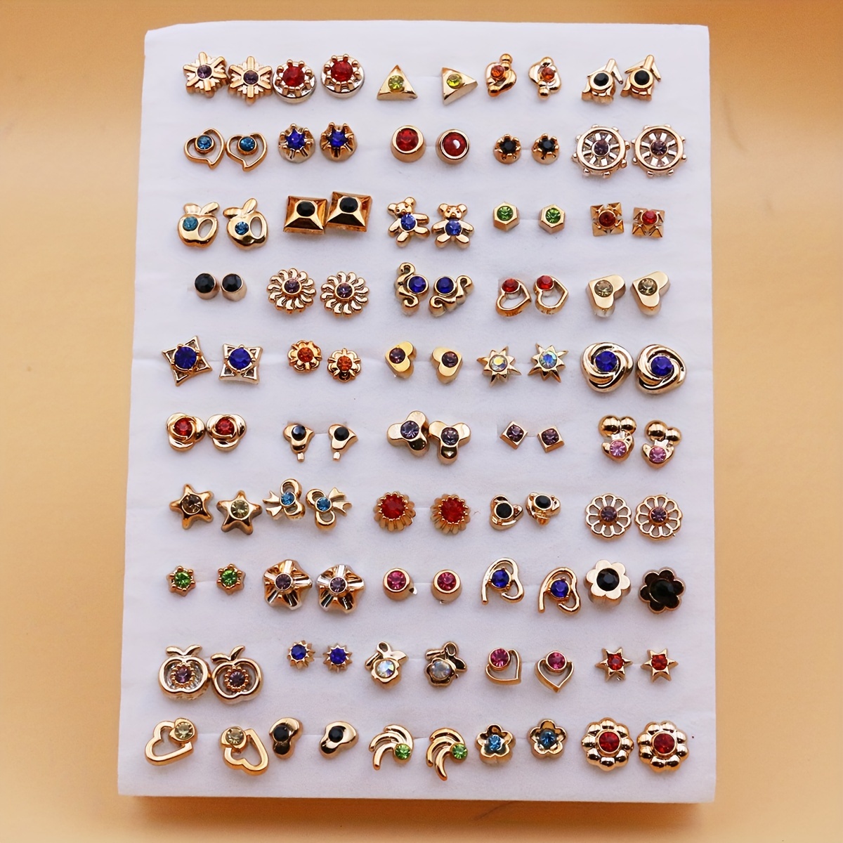 Conjunto de 50 Pares de Pendientes Pequeños de Resina y Plástico con Aguja de Pegamento de Mezcla Aleatoria