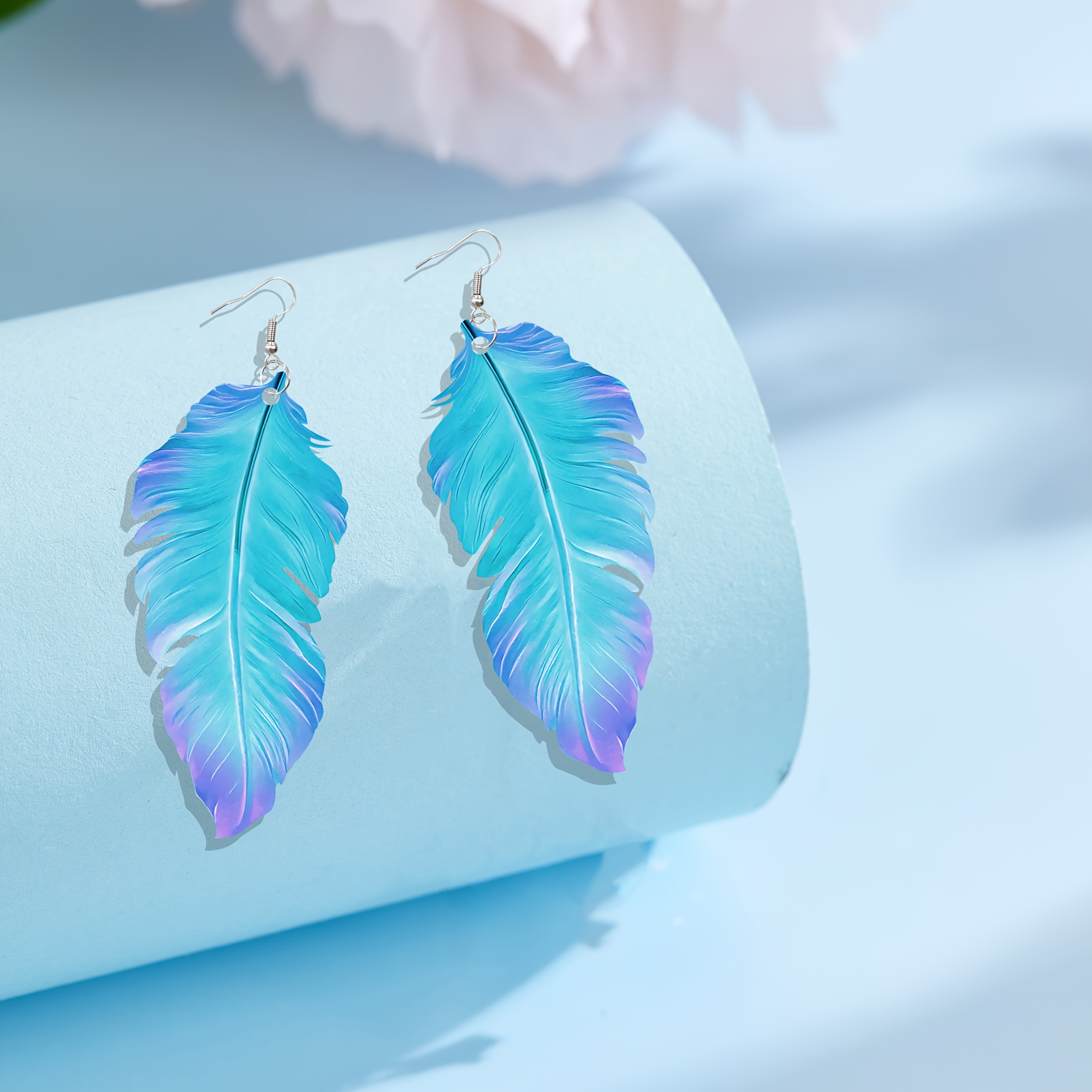 

Une paire de boucles d'oreilles pendantes au design en plumes, en acrylique 2D, de style bohème élégant, un cadeau , pour la Saint-Valentin.