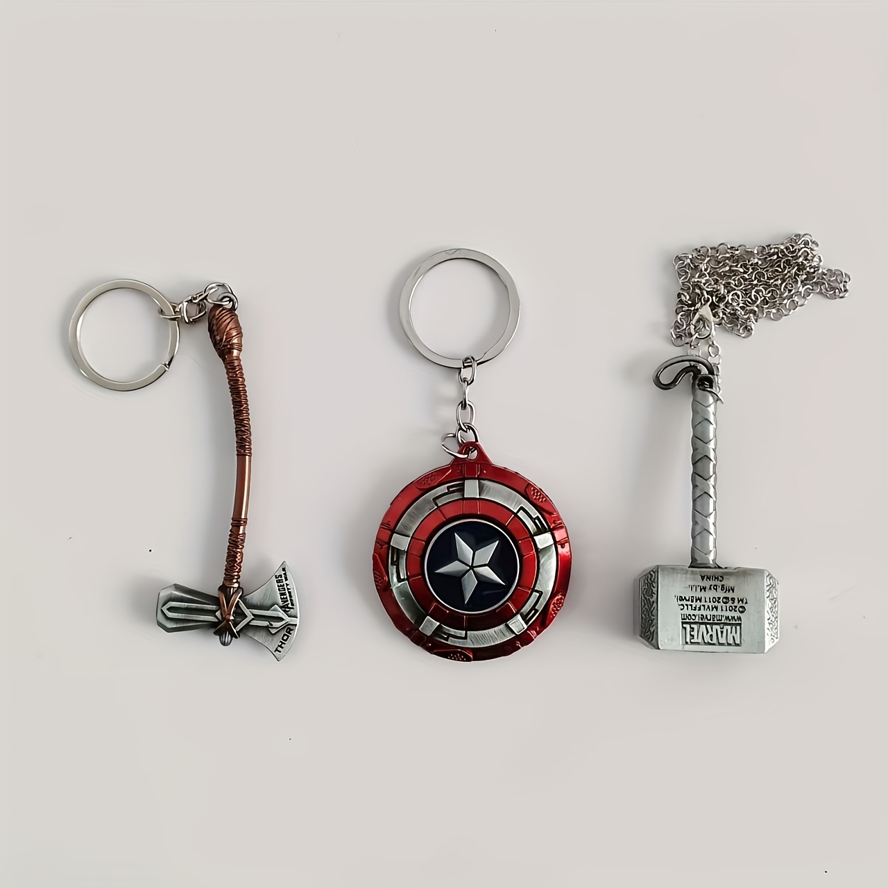 E-shop Marvel 3-teiliges Schlüsselanhänger-Set: Schild, Hammer, Axt, Avengers Merchandise