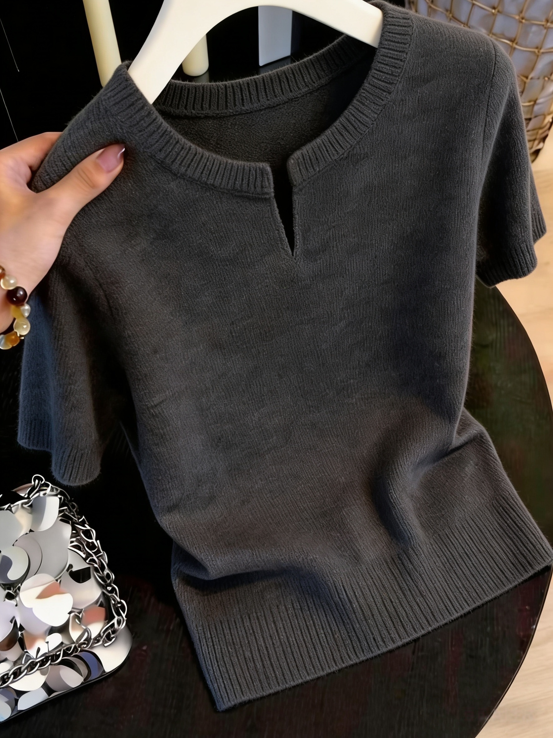 Small Slit Round Neck Short Sleeves, Slim And, Gentle Temperament, Top That Is Good for Commuting And Daily Wear