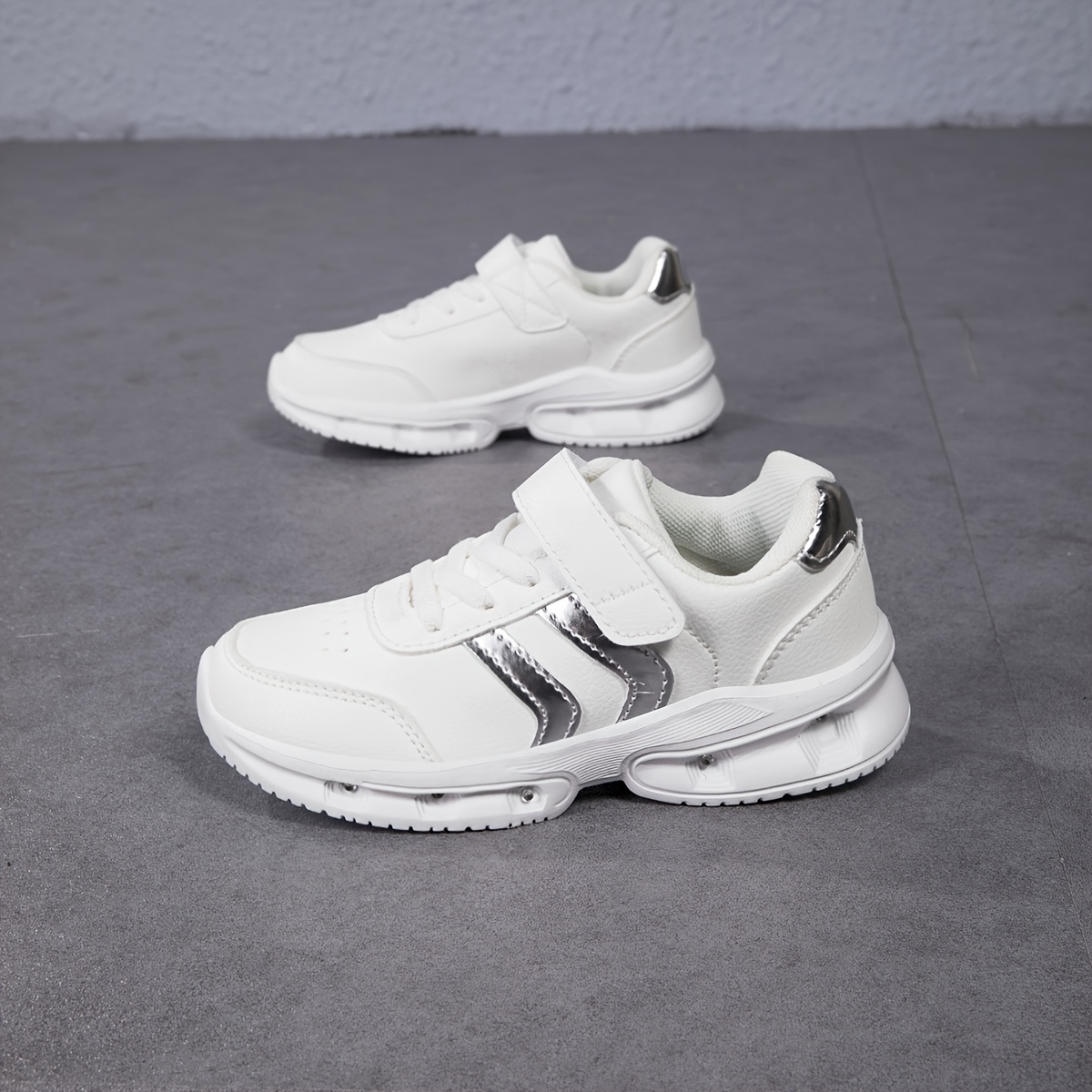 A Pair of Bright Light Casual Sports Shoes for Boys And Girls, Suitable for Older Children, Ideal for Everyday Wear And Running, Perfect for All Seasons