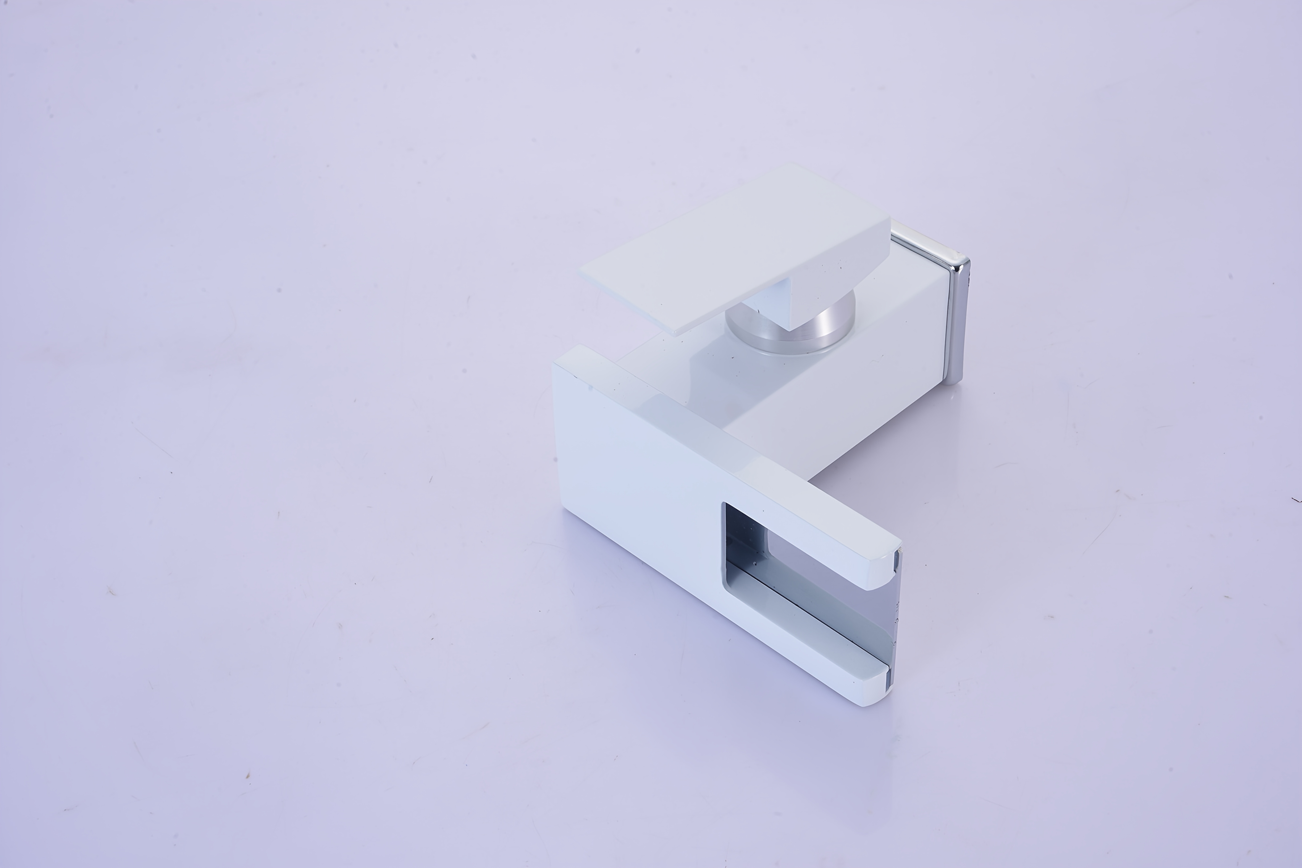 Zlewozmywak z miedzi z oświetlaną kranikiem, zapewniający gorącą i zimną wodę mieszankę do domowych łazienek, z funkcją regulacji temperatury i trójkolorowym designem zmieniającym kolor.