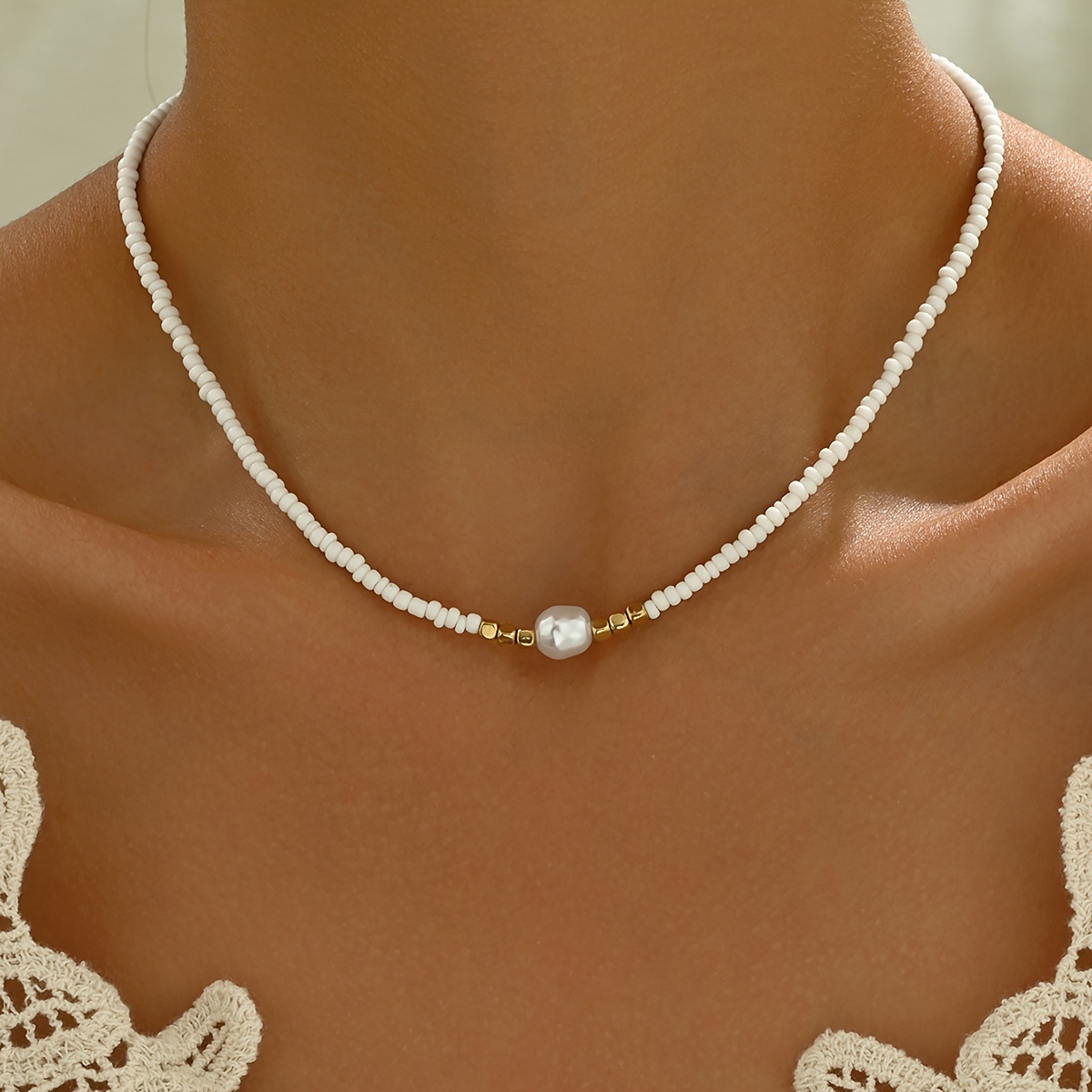 An Elegantly Classic Irregular Design Necklace Made Of Pearls And Woven Beads, Perfect For Women' And Party Outfits
