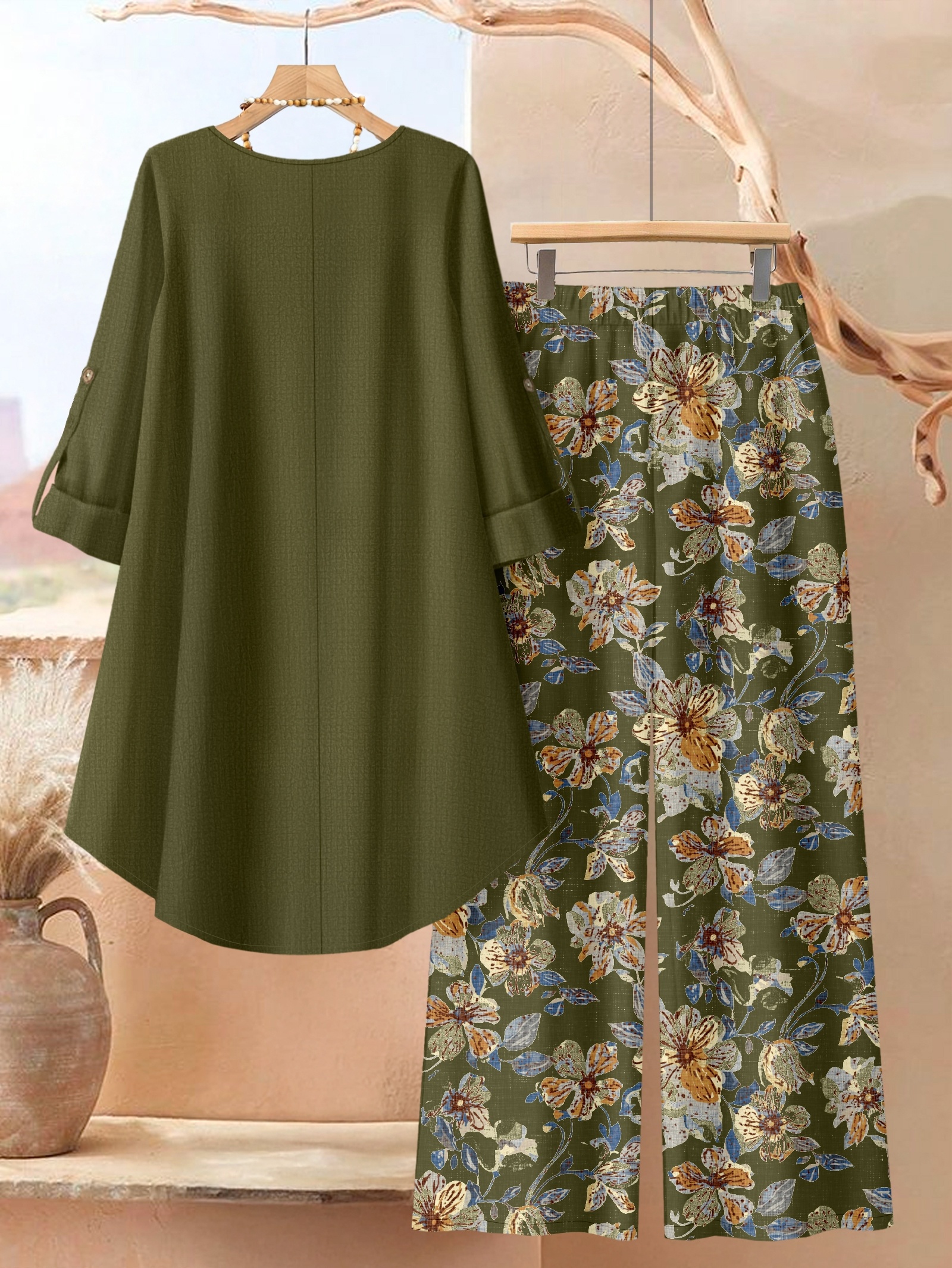 Ensemble Floral Grande Taille Femme — Haut Uni & Pantalon Fleuri Ensemble 2 pièces grande taille : haut uni à ourlet irrégulier et pantalon à imprimé floral, élégance au quotidien