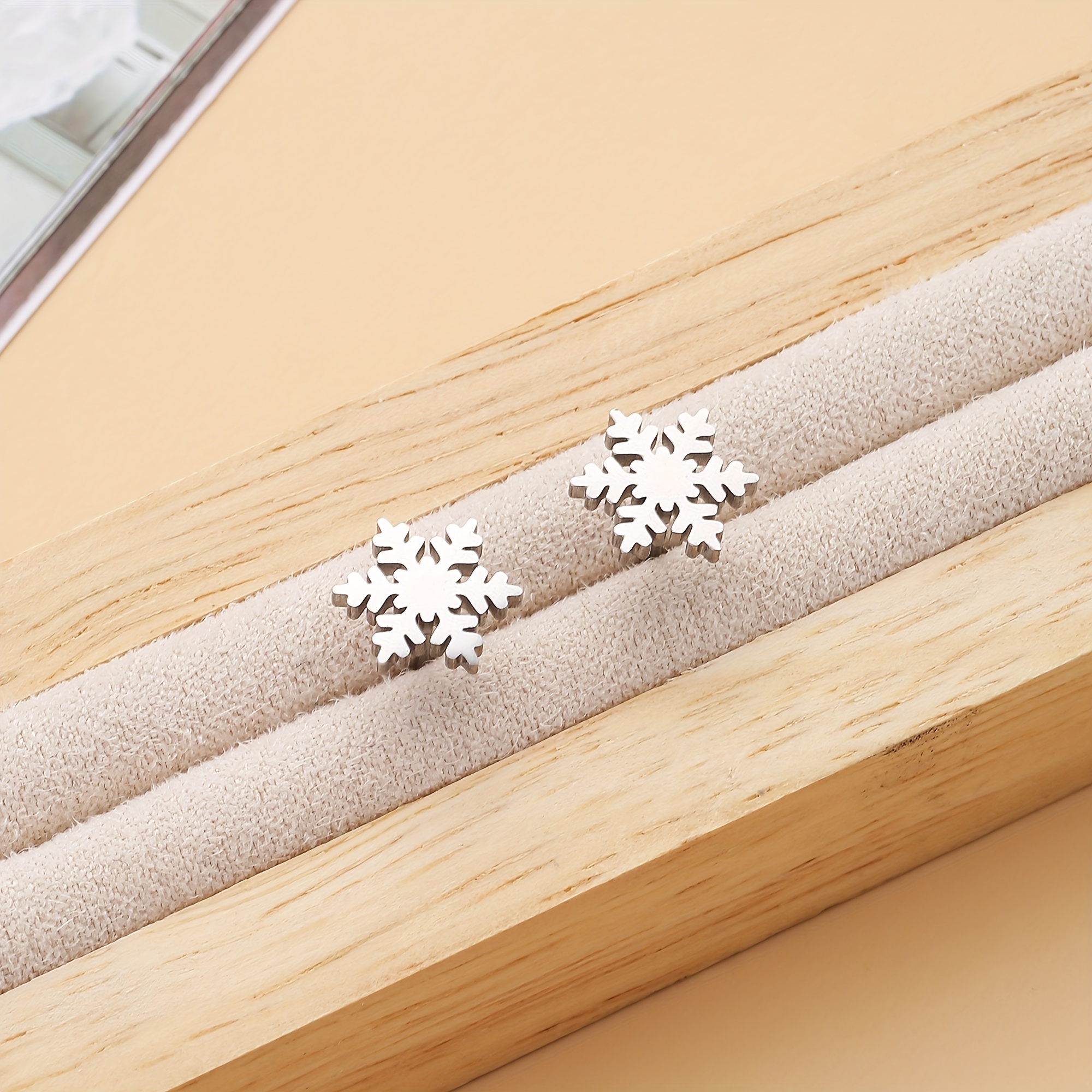 316l Stainless Steel Earrings, Stylish And Easy Christmas Snowflake Design, Suitable For Everyday Wear And Gifting, Plated With