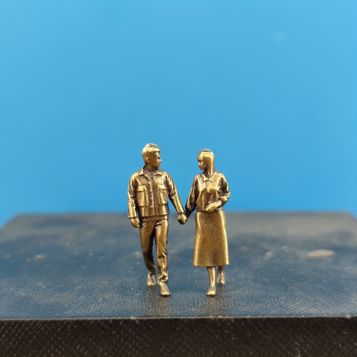 E-shop Sammelfiguren, Vintage Messing Miniatur Paarfiguren - Hand in Hand Spazierende Liebesstatuen, Romantische Puppen für Puppenhaus-Dioramen,