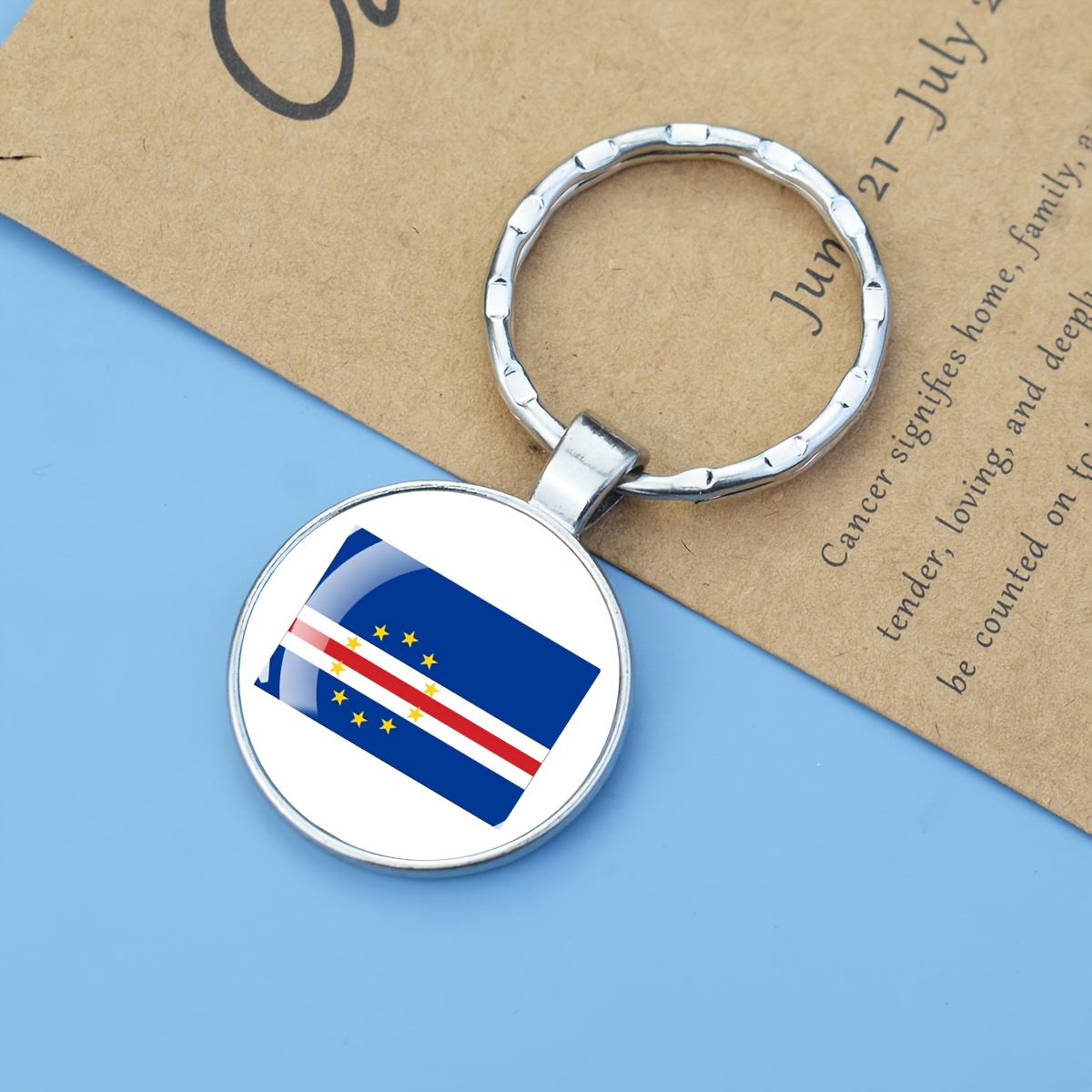 TEMU 1 stuks Sleutelhanger met de vlag van Kaapverdië, ontworpen als een nationaal embleem, metalen sleutelhanger hanger cadeau voor mannen, perfect