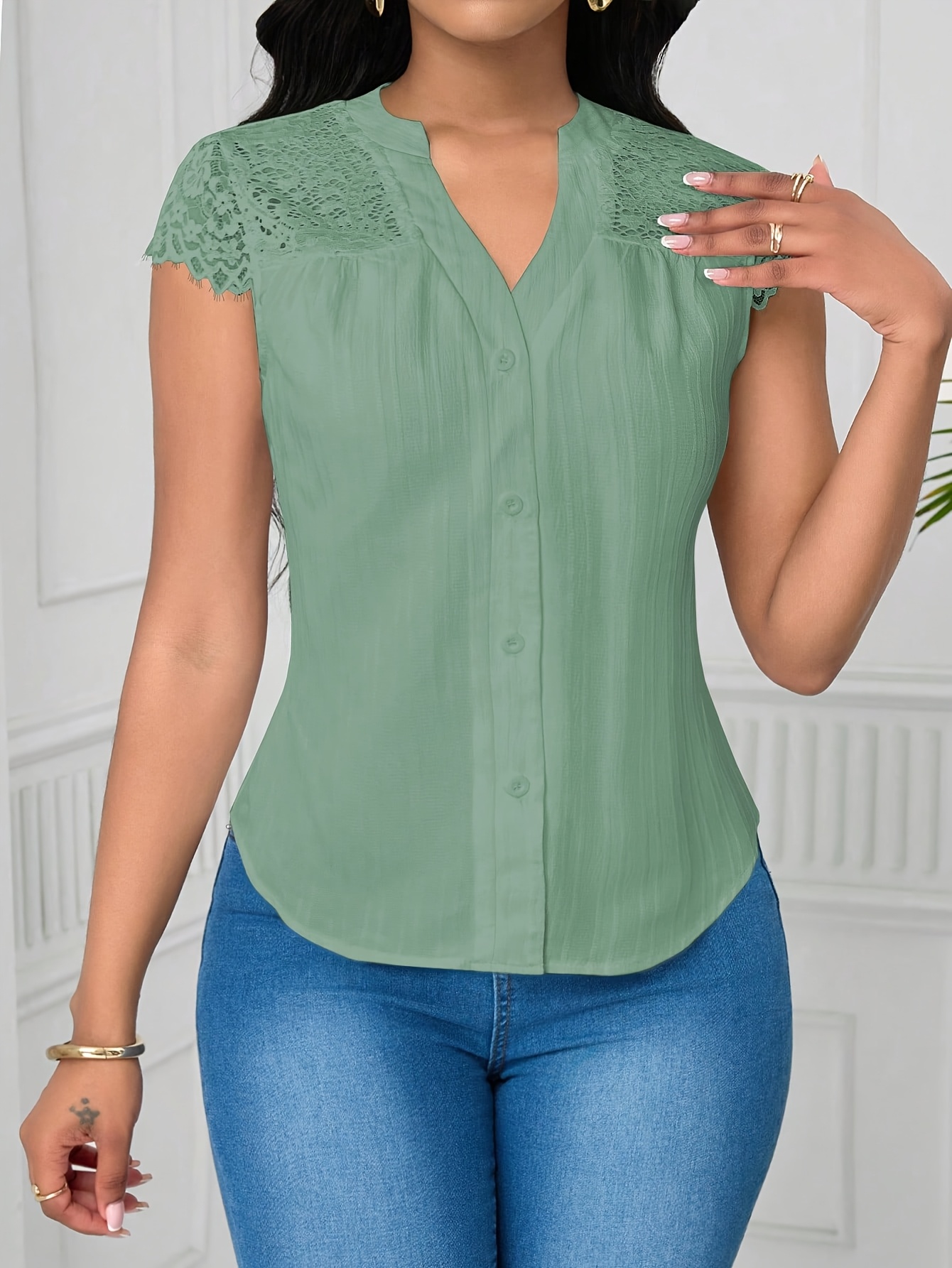 top   elegante y   para mujer, con superposiciones de encaje y un   diseño de color liso