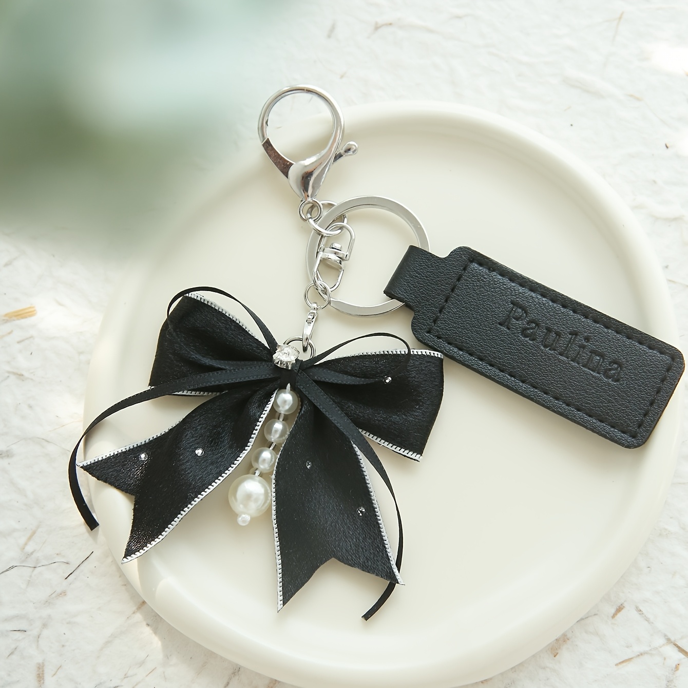 E-shop 1 Stück Personalisierter Namensschlüsselanhänger mit Schleife – Individueller PU-Leder Schlüsselring mit Perlenquaste, Taschenanhänger,