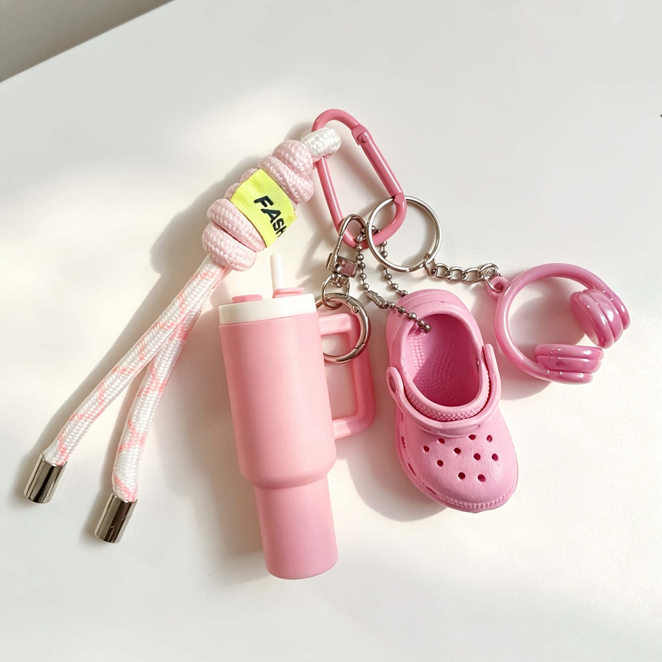 TEMU Porte-clés créatif avec cordon pour bouteille d'eau et écouteurs, un accessoire de sac élégant