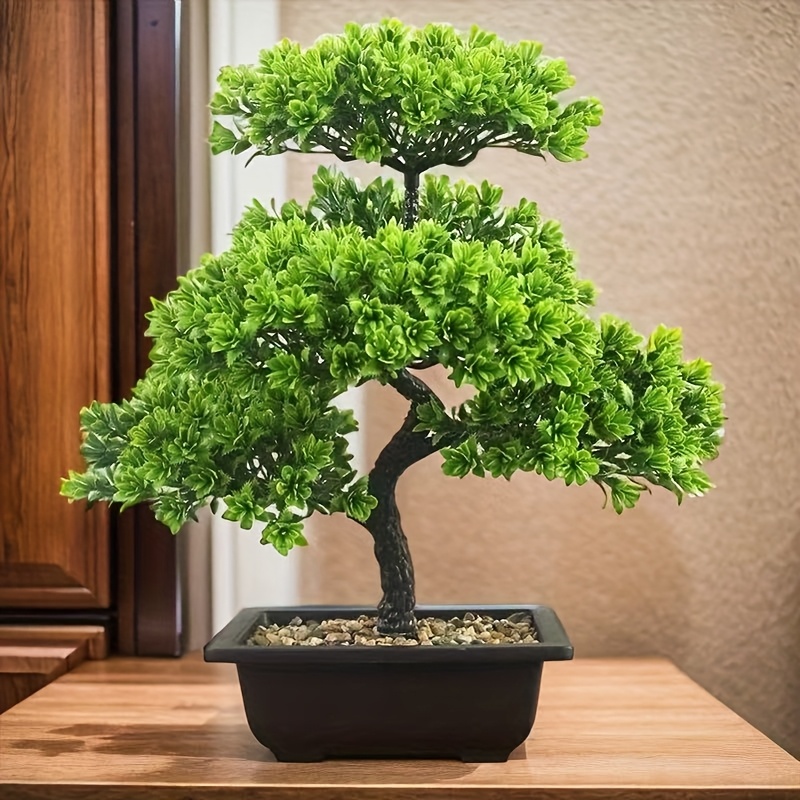 video's neppe dennenboom met plastic pot