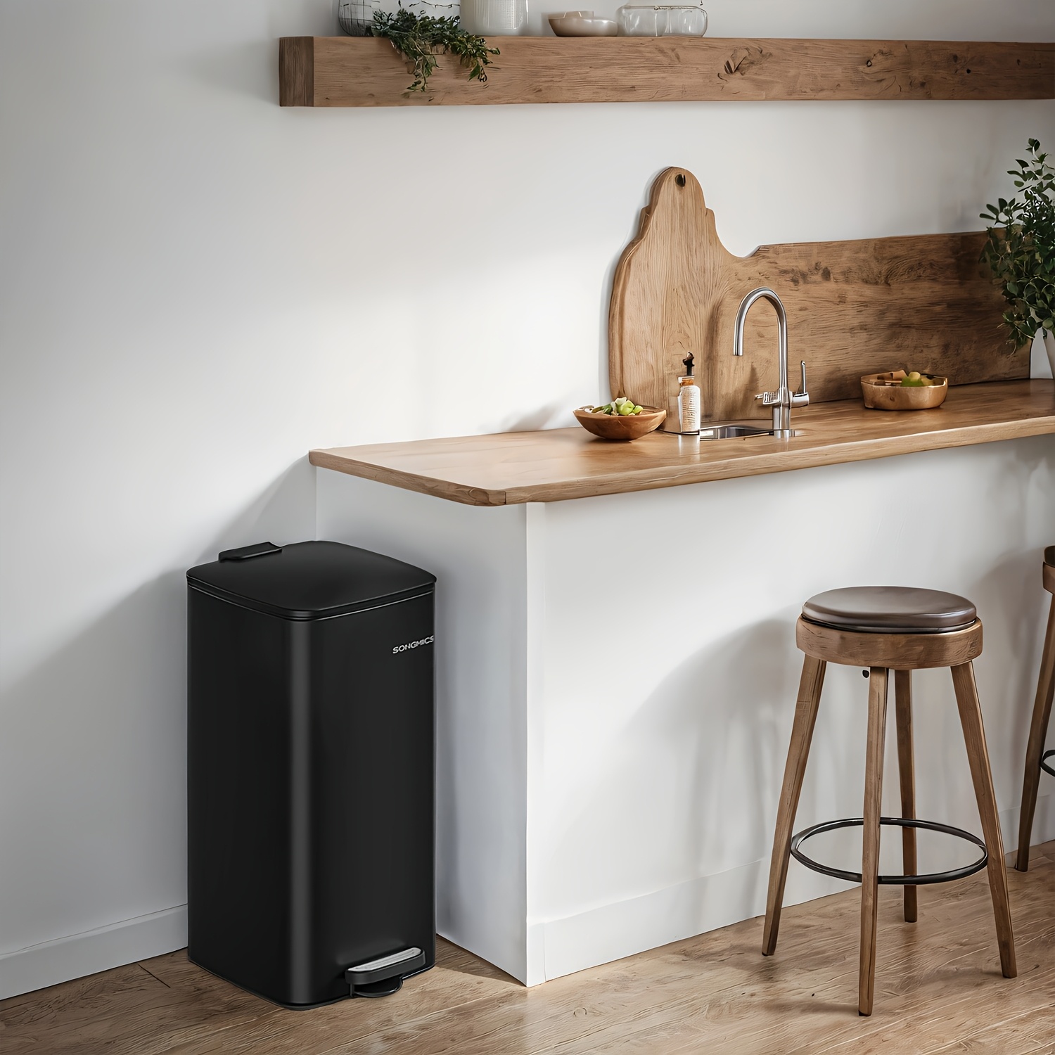 Image of A Trash Can For The Kitchen, With A Capacity Of 8 Gallons (30l), Made Of Steel, Featuring A Pedal For Opening, An Inner Bucket, And The Functions Of Soft Close Open.