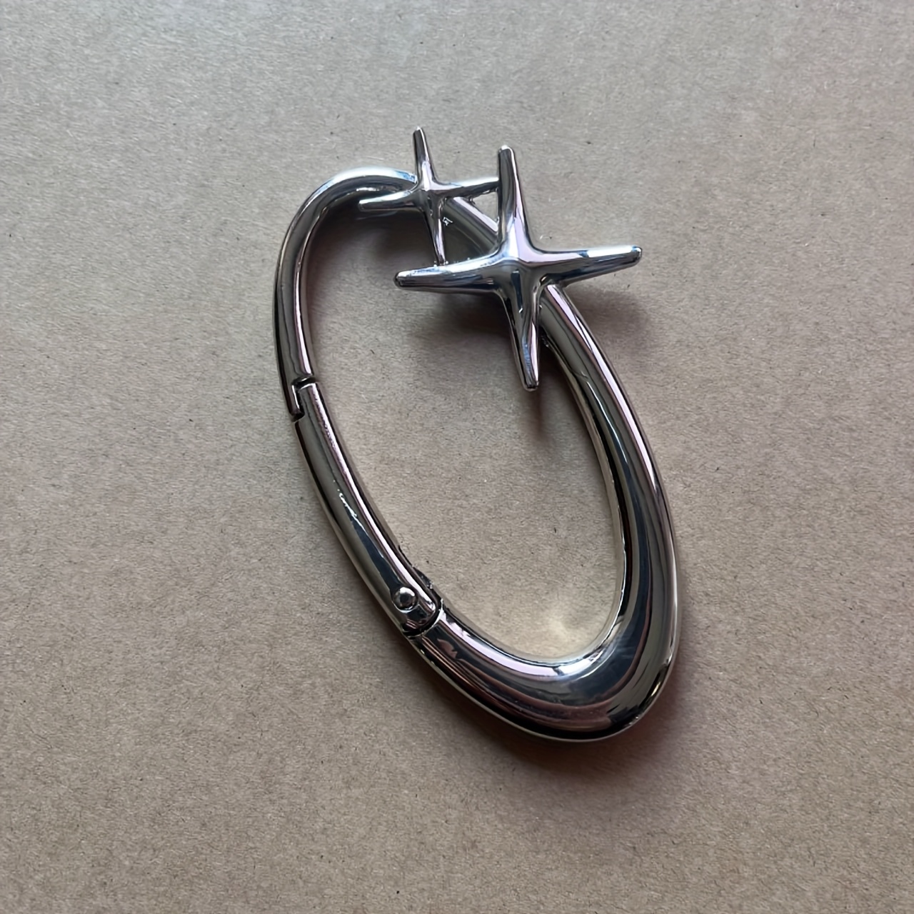 's Outdoor Casual Keychain Featuring -shaped Keychain And A Spring Hook, Suitable For Everyday Outdoor Use, Making It A Perfect Gift For Men