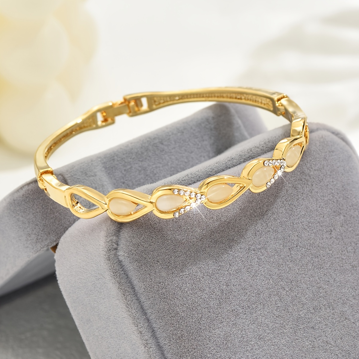 A Sparkling Women'S Fashion Bracelet with a Unique Cross Design for Valentine'S Day, Featuring 4G of Cubic Zirconia, Ideal for Parties And Banquets, And a Wonderful Gift for Girlfriends And Wives