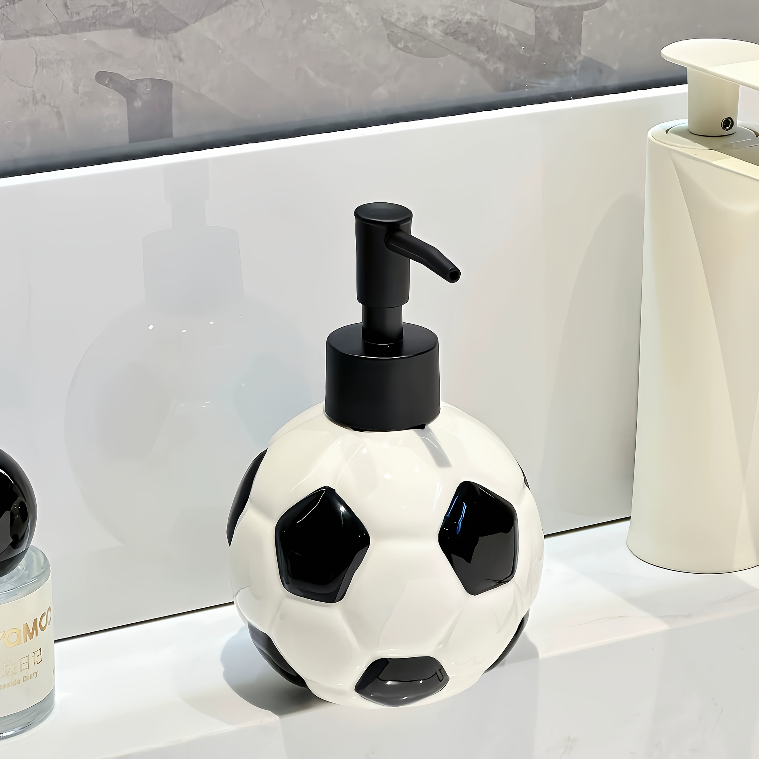 TEMU Distributeur de savon en céramique sur le thème du sport, avec quatre types de de ballons, rechargeable avec des pompes à lotion, convient aux