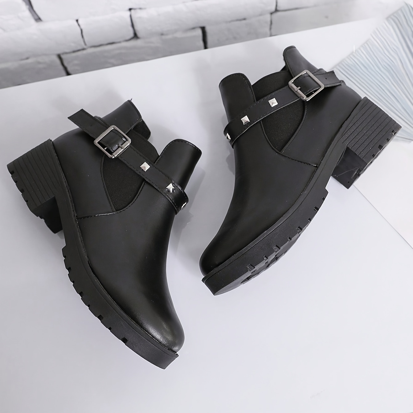 

Chaussures Bottines Noires Chic pour Femmes avec Détails de Rivets - Bottines à Talon Épais à Enfiler pour Tenue Décontractée