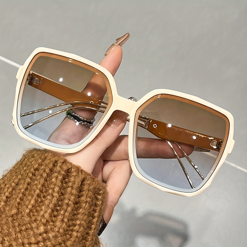 trendy oversized retro glasses 70s men women exuding luxury  display picture 2