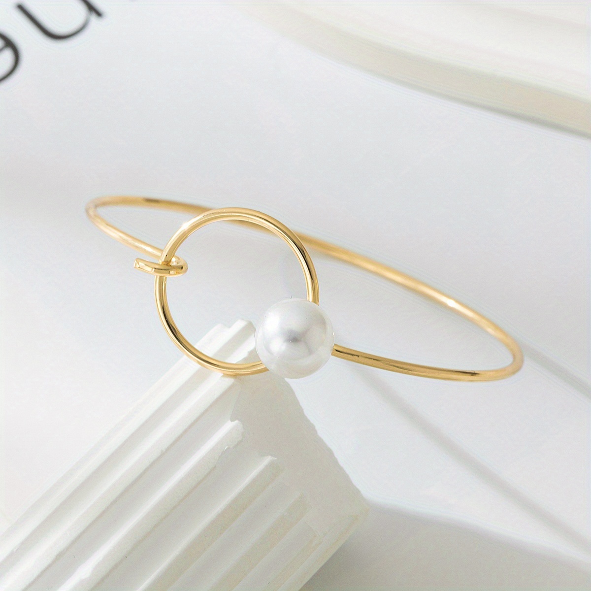 E-shop Ein stilvolles und vielseitiges minimalistisches Armband, entworfen mit Edelstahl und Kunstperlen, mit einem eleganten Bohemian-Stil und einem