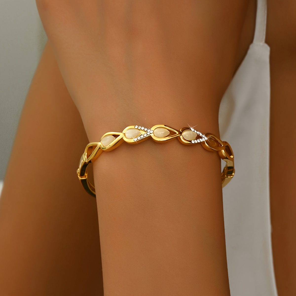 A Sparkling Women'S Fashion Bracelet with a Unique Cross Design for Valentine'S Day, Featuring 4G of Cubic Zirconia, Ideal for Parties And Banquets, And a Wonderful Gift for Girlfriends And Wives