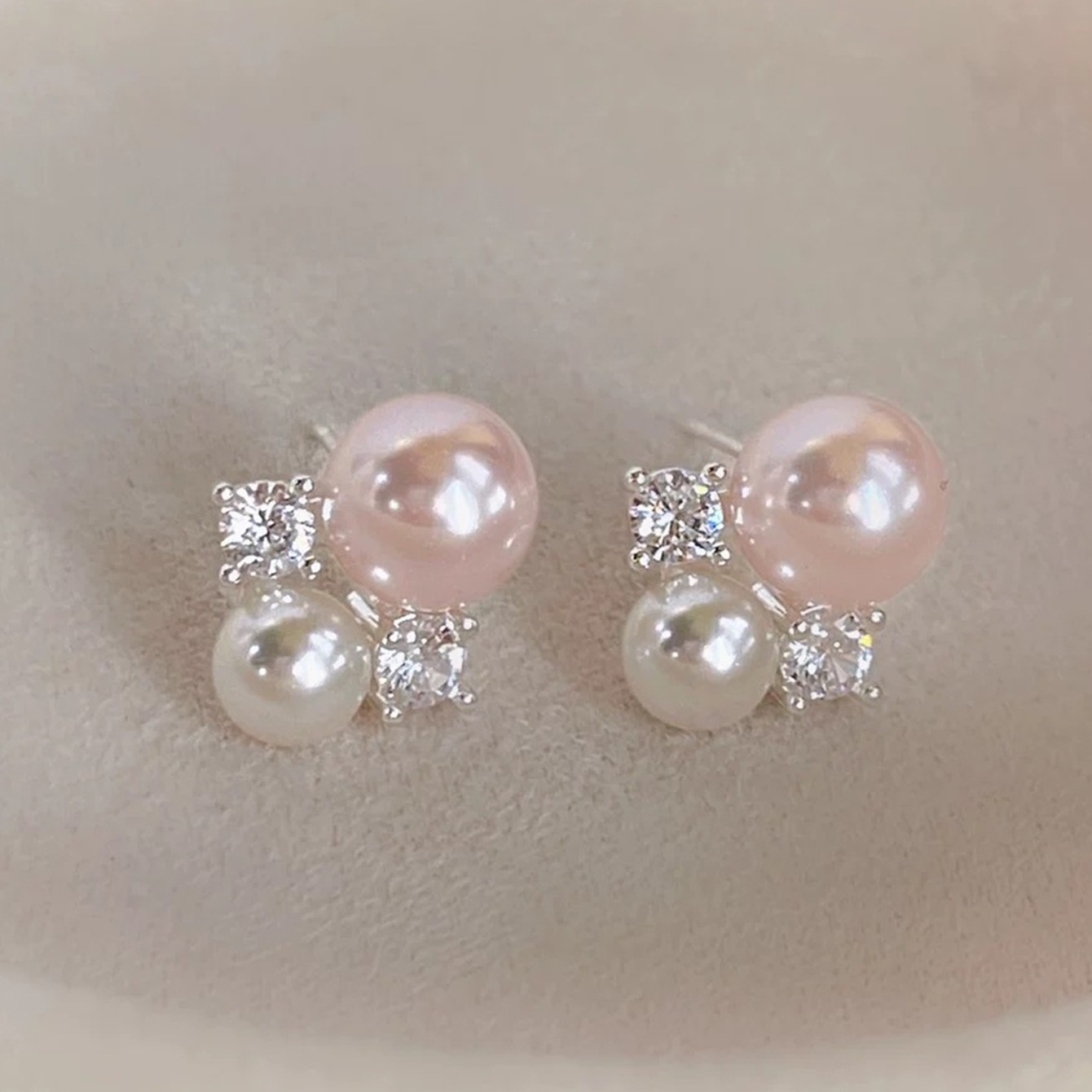 A Pair Of Elegant And Sweet Pink Pearl Stud Earrings, Suitable For Women' Commuting, Dating, Festive Occasions, And Engagements