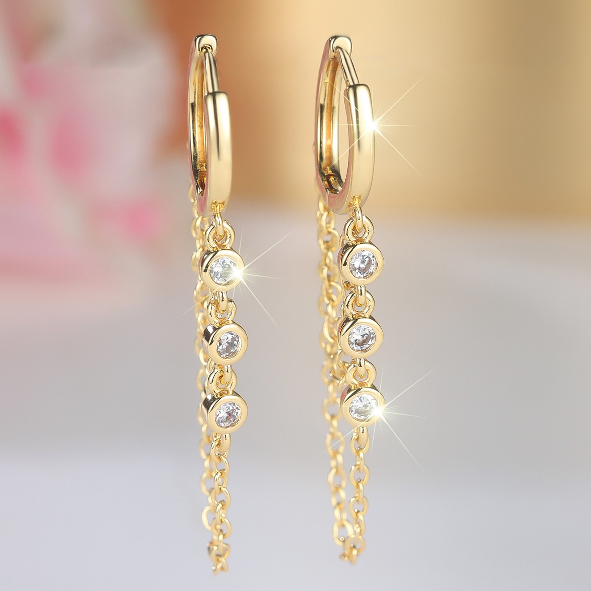 E-shop Ein Paar elegante luxuriöse weiße Damen-Kettenschmuckohrringe aus synthetischem Zirkonia, mit einem modischen, klassischen vielseitigen Design.