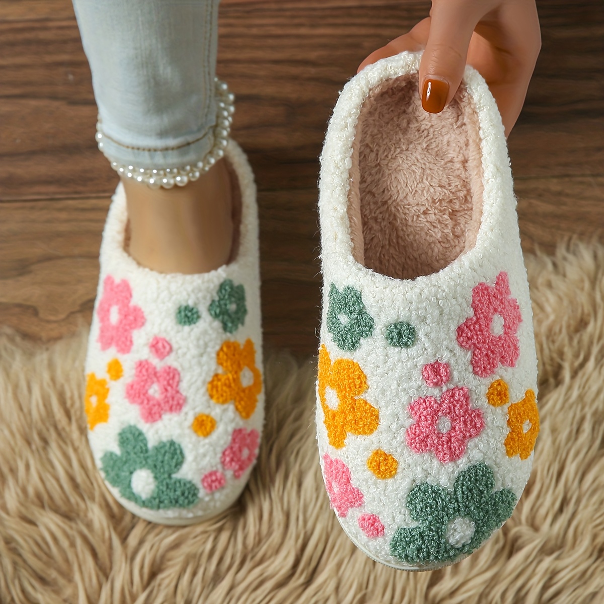 

Chaussons Douillets à Imprimé Floral pour Femmes - Semelle Souple, Chaussures d'Intérieur Chaudes pour l'Hiver, Motif de Fleurs Colorées sur Fond Blanc, Pantoufles de Maison