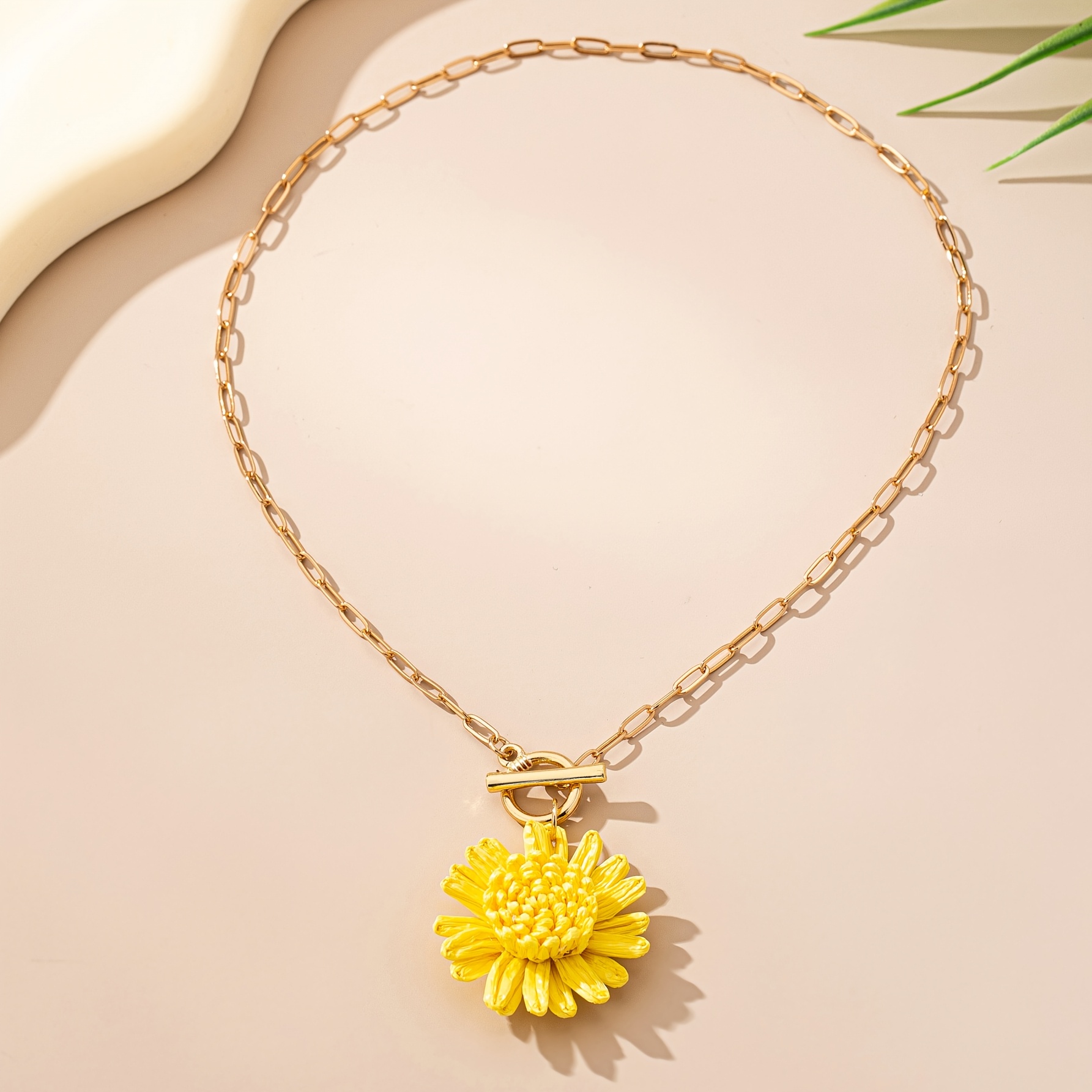 TEMU A Casual Lady Elegant And Romantic Raffia Daisy Necklace, Suitable For Holiday Parties, Festivals, And Daily Wear