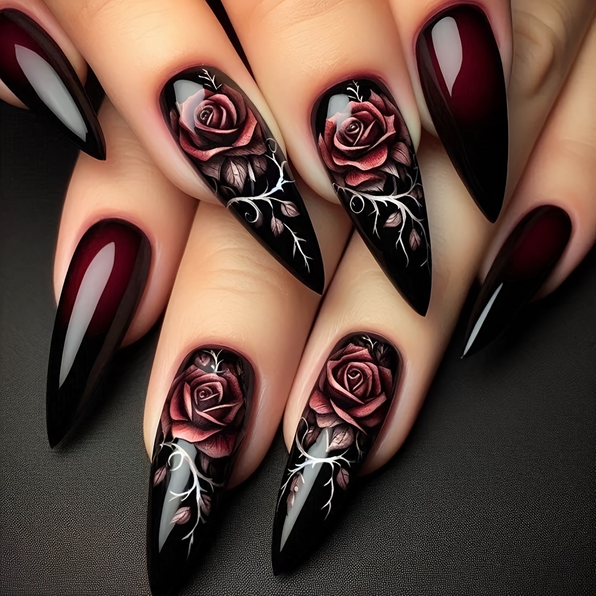 E-shop Mandelförmige, mittel lange Kunstnägel zum Aufkleben für Damen in Schwarz, Rot, mit roten Rosen roten Mustern, glänzendes Finish, geeignet für