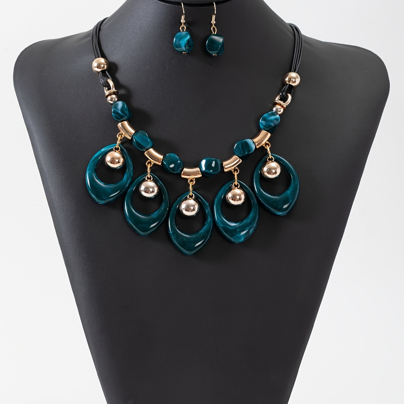 

A Set Of Acrylic Effect Falling Fashion Necklace And Earrings