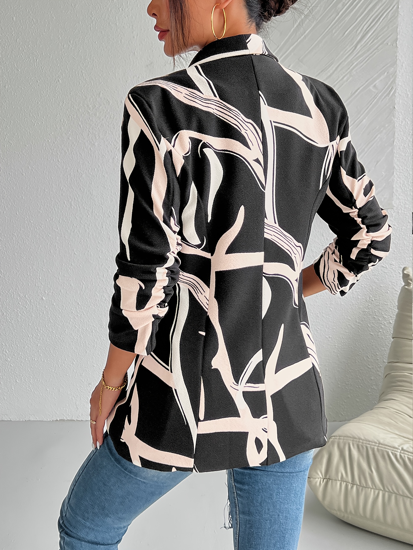 Lightweight Design] Elegant Geometric Print Blazer for Women - Chic Notched Collar, Long Sleeve, Polyester & Elastane Blend, Machine Washable - Stylish Black, White & Beige Outerwear