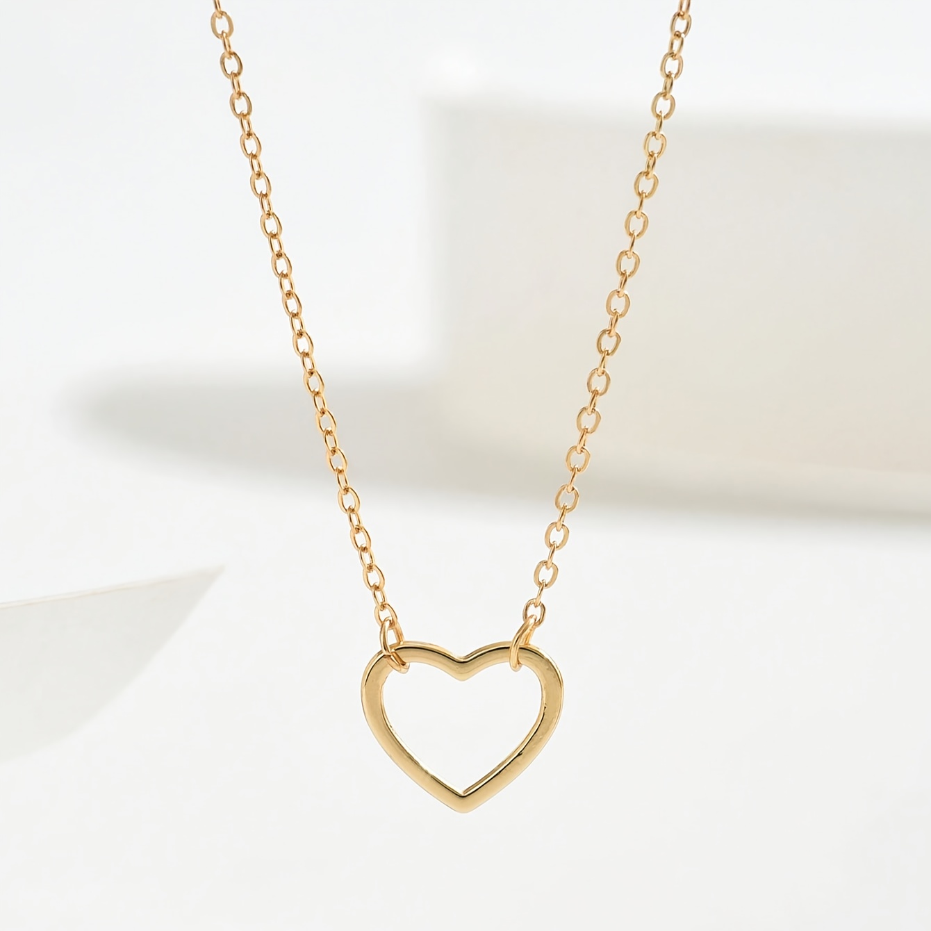 A Fashionable And Minimalist Hollow-out Heart Necklace With A Niche Design, An Instagram-, Versatile, And High-end Aesthetic