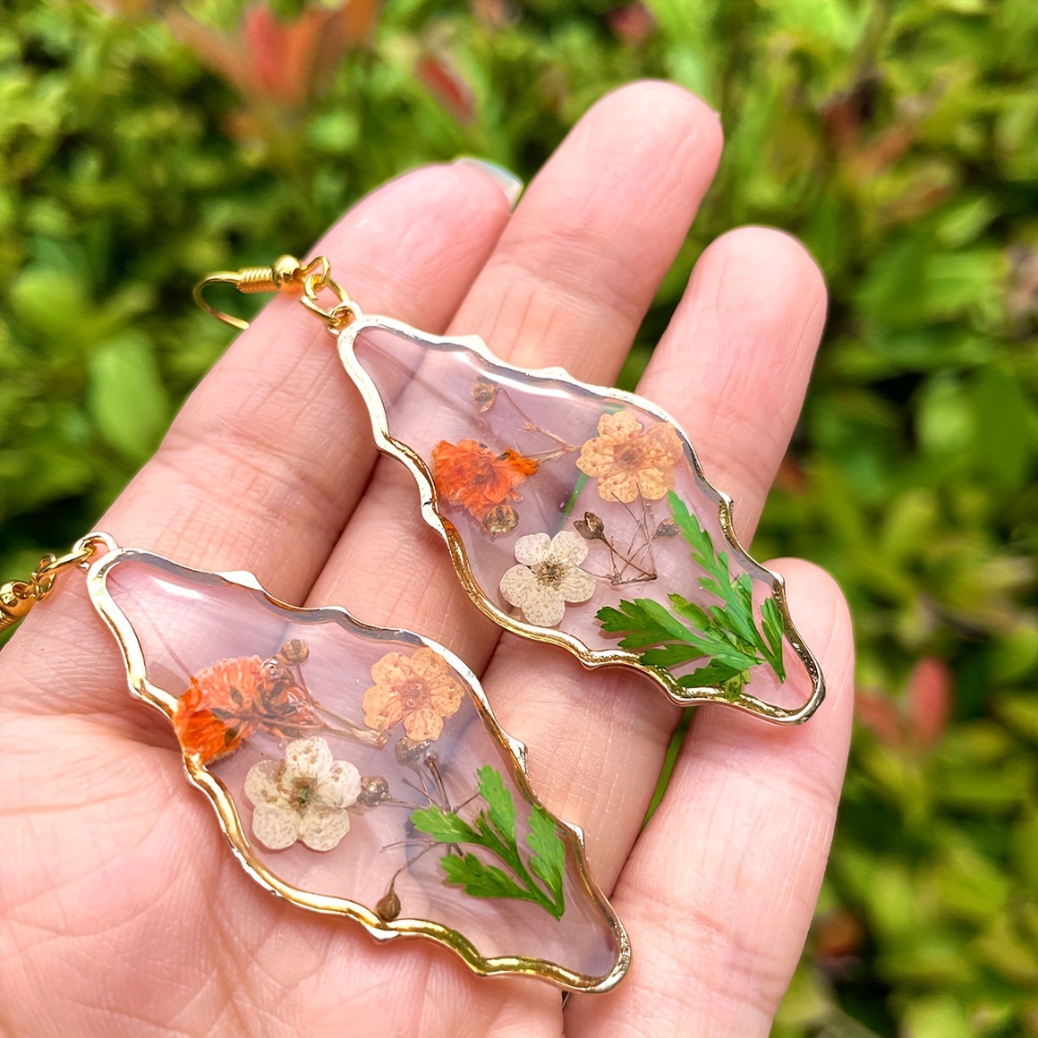 

Elegant Vintage Resin Floral Earrings - Alloy Geometric Dangle Earrings With Iron Ear Needle, Non-feather Handcrafted Dry Flower Drop Jewelry, Daily Wear Accessory, 1 Pair