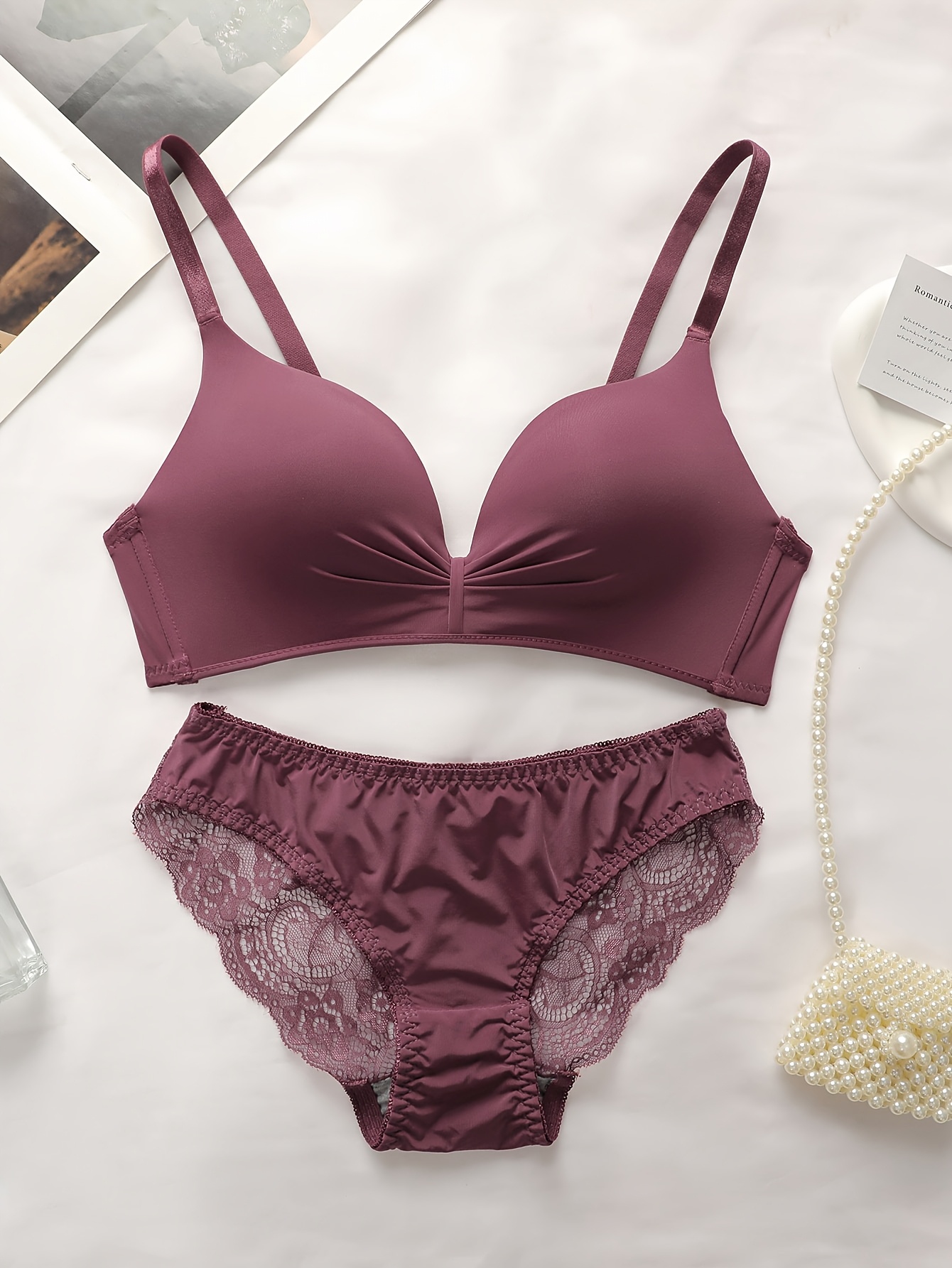 A Set of Women'S Classic Sexy Wireless Bras That Provide a Gathered Look.