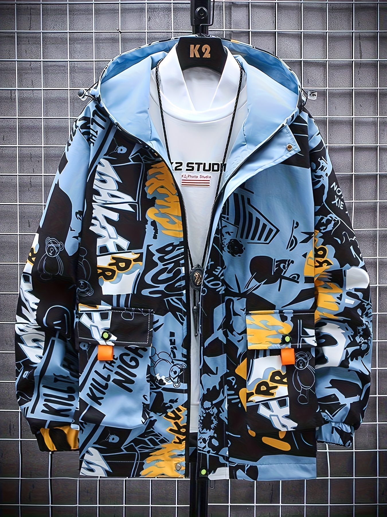 Chamarra popular y elegante para hombres con capucha y de longitud media con graffiti de moda de primavera y otoño. Chamarra versátil popular para hombres y mujeres con el mismo estilo.