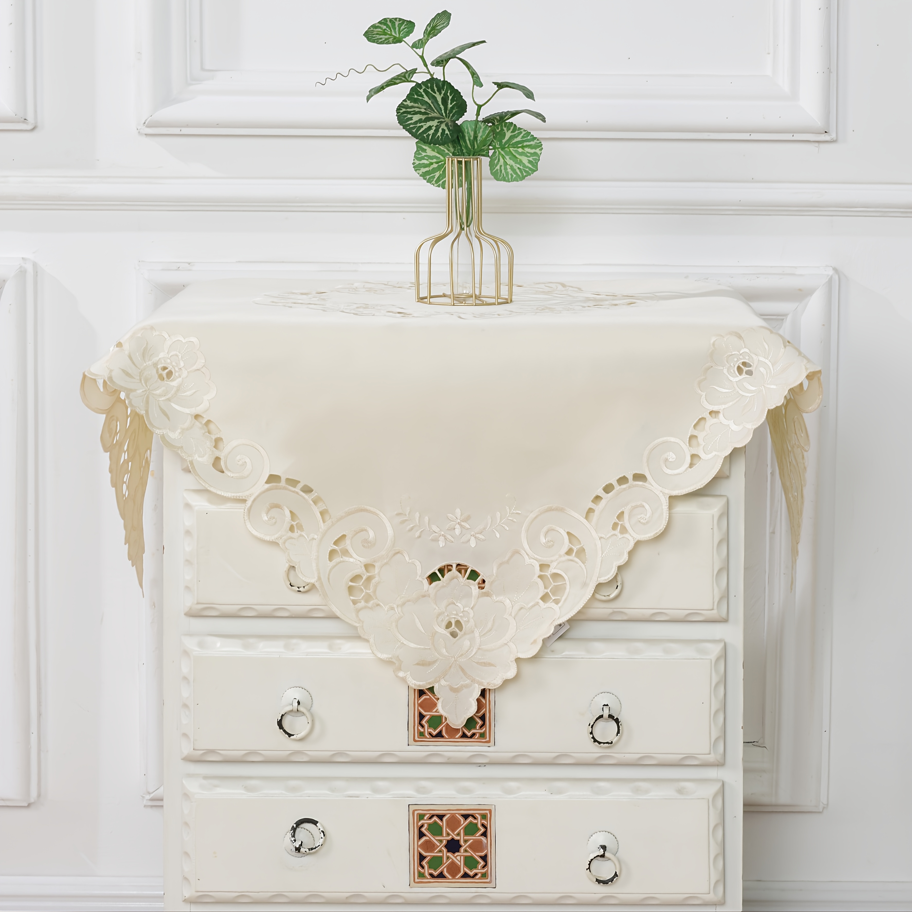 Image of An Elegant White And Beige Square Tablecloth With A Floral Pattern, Made Of 100% Polyester, Suitable For Home Kitchens, Outdoor Gardens, Holiday Parties, Restaurants, And Banquet Decorations