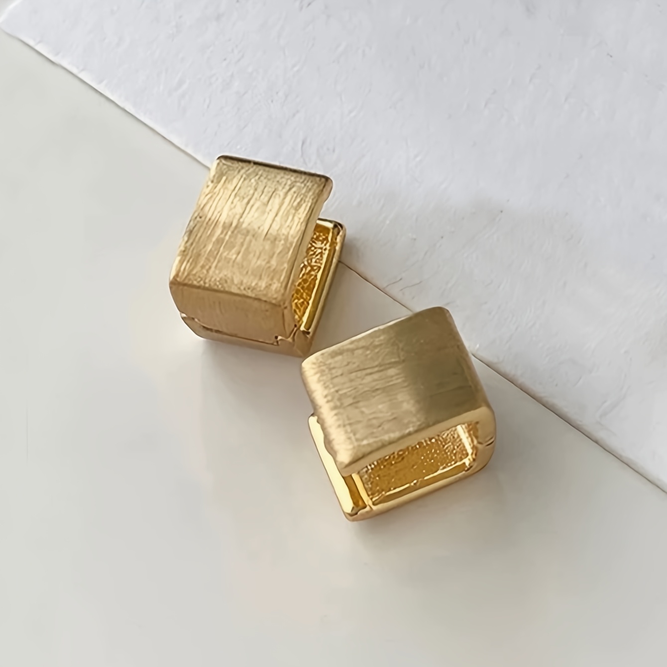 1 Pair Of Easy, Elegant, Exquisite Matte Brushed Curved Designs With A Personalized Sense Of Luxury. Women Wear Fashionable Earrings For Daily Commuting