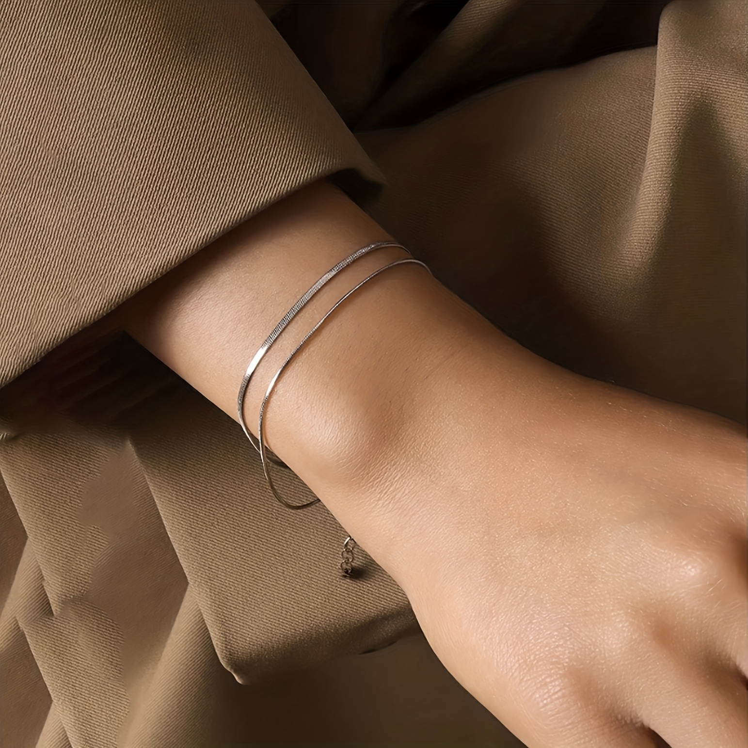 E-shop 1 Stück Damen Doppelschicht Schlangenknochenkette Armband mit Edelstahl Schmuckverschluss - Minimalistisches Verriegelungsschlaufen-Design,