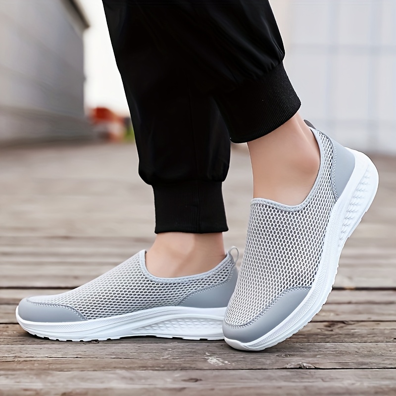 mens breathable mesh slip sneakers lightweight running shoes  display picture 1