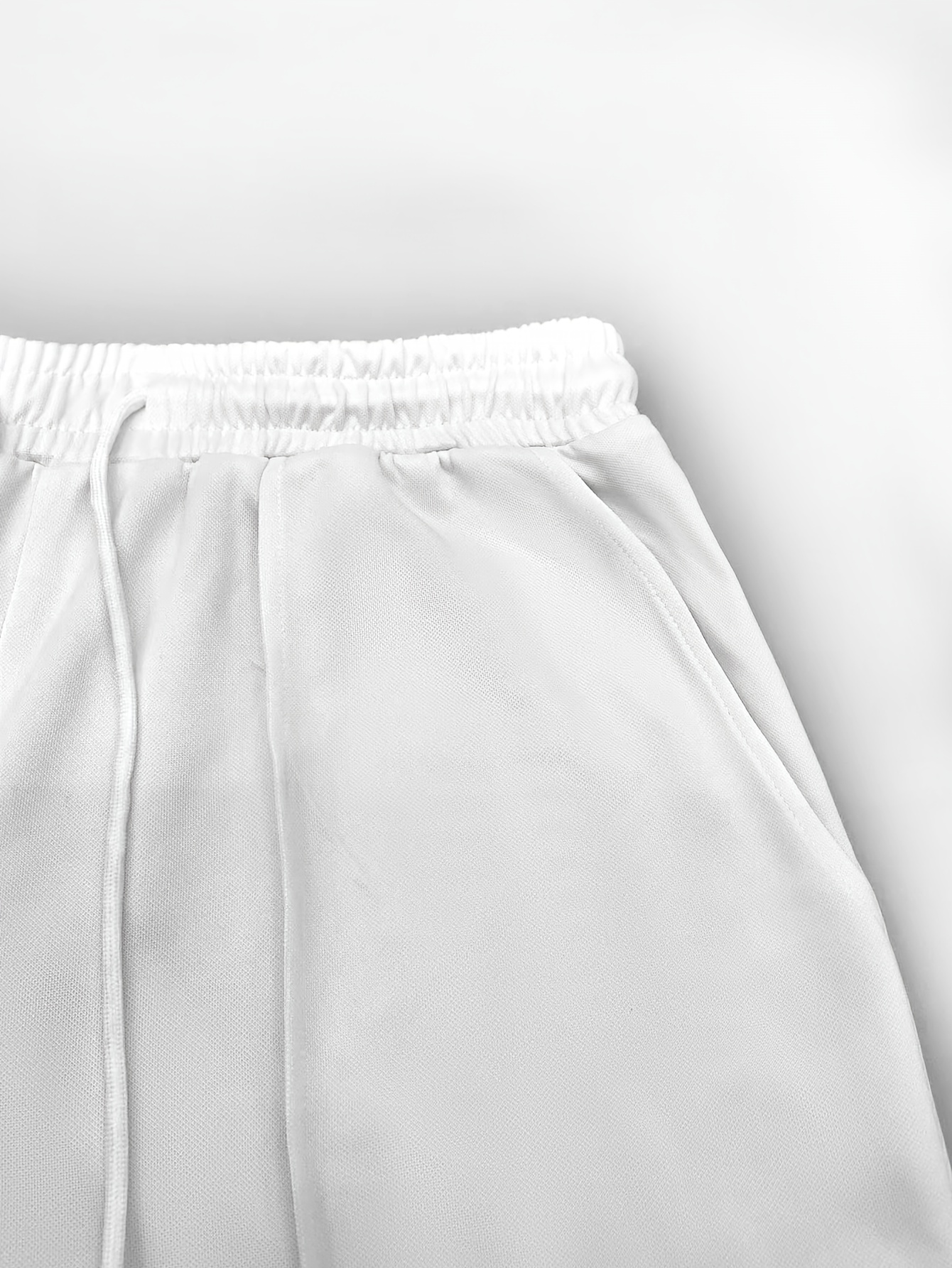 Sleeveless Top Paired with Wide-Leg Pants, This All-White Outfit Is Absolutely Stunning