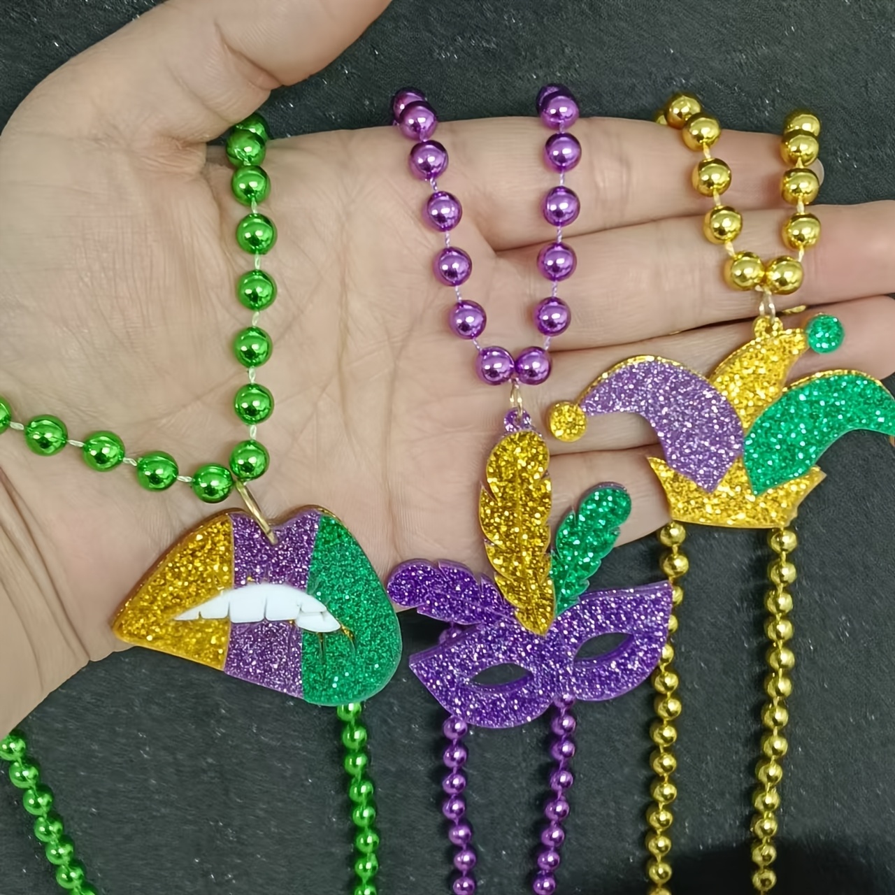 

3pcs Ensemble de Bijoux de Carnaval pour Femmes, comprenant un Masque de Fête Élégant, un Chapeau de Clown et un Collier Pendentif, pour Offrir à des Amis Pendant les Fêtes.