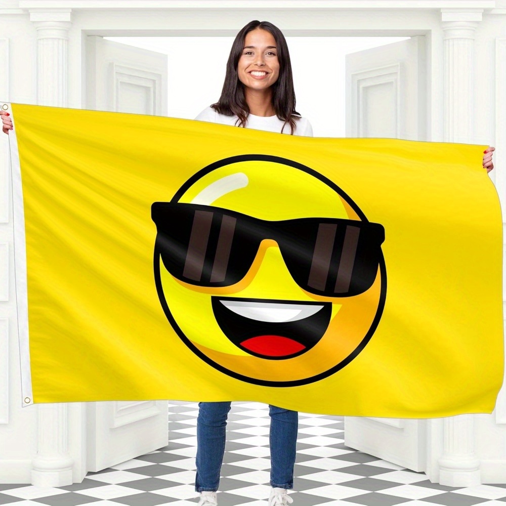 E-shop Eine gelbe Smiley-Gesichtsflagge mit einem stilvollen und humorvollen Brillen-Design, hergestellt aus strapazierfähigem Polyestermaterial,