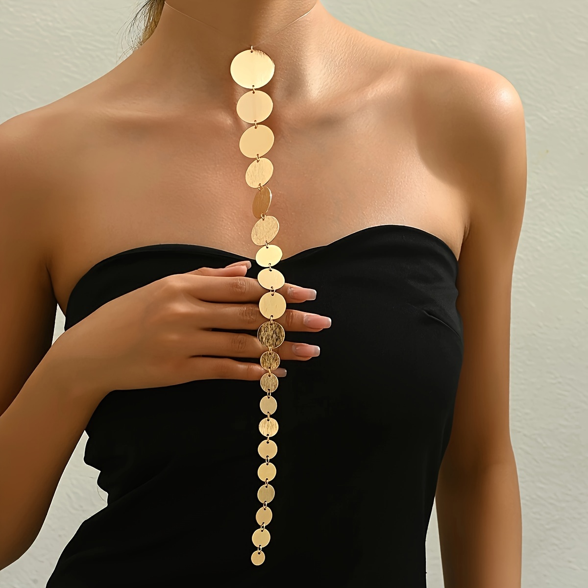 

Un collier invisible transparent avec un dégradé de taille circulaire géométrique brossé, un collier pendentif ultra long et exagéré