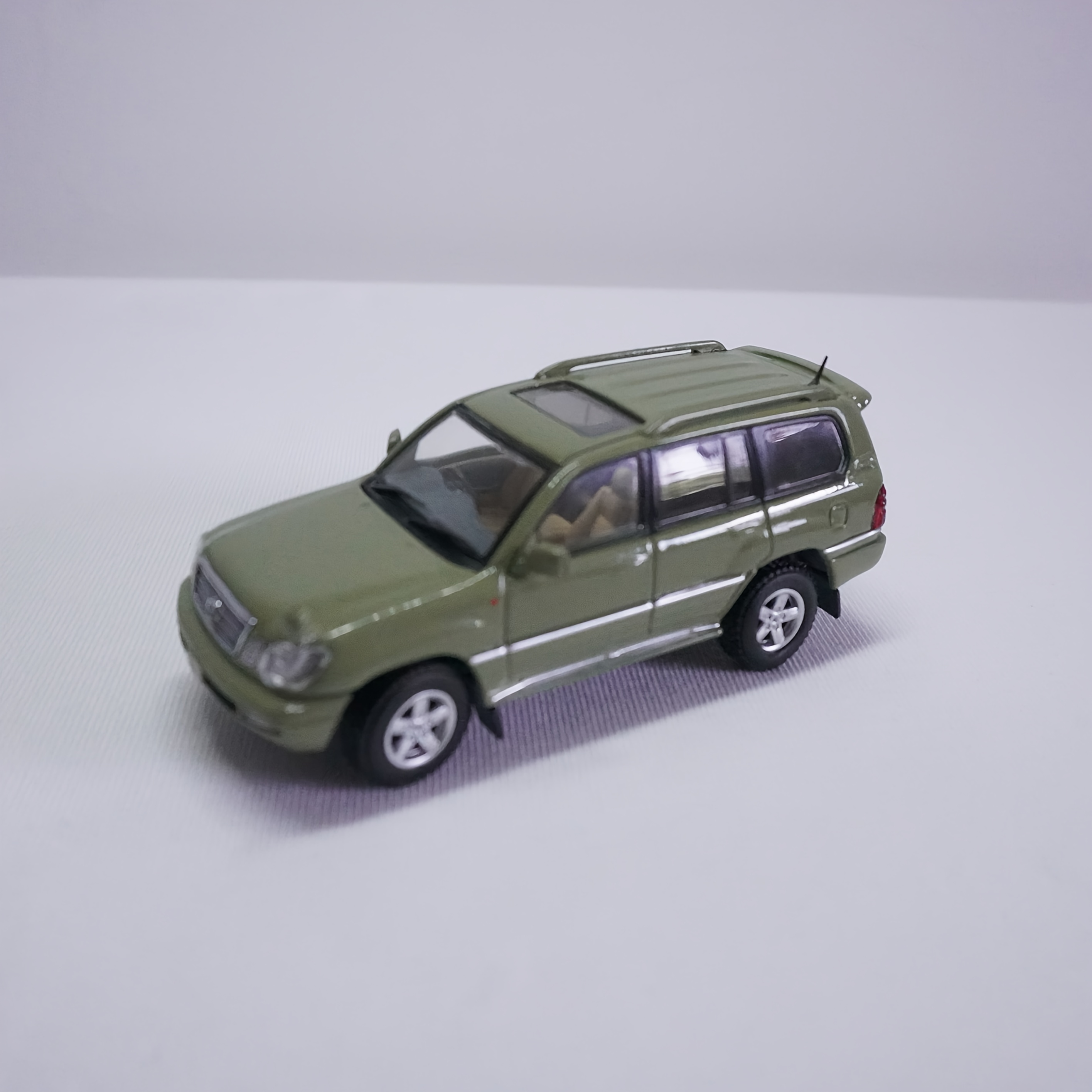 1:64 for TOYOTA Land Cruiser Cygnus Alloy Vehicle Model - Champagne Golden, Khaki Green, for Off-Road Vehicle Enthusiasts, Includes Display Case, Static Display, Detailed Reproduction, Suitable for Ages 14 and Up